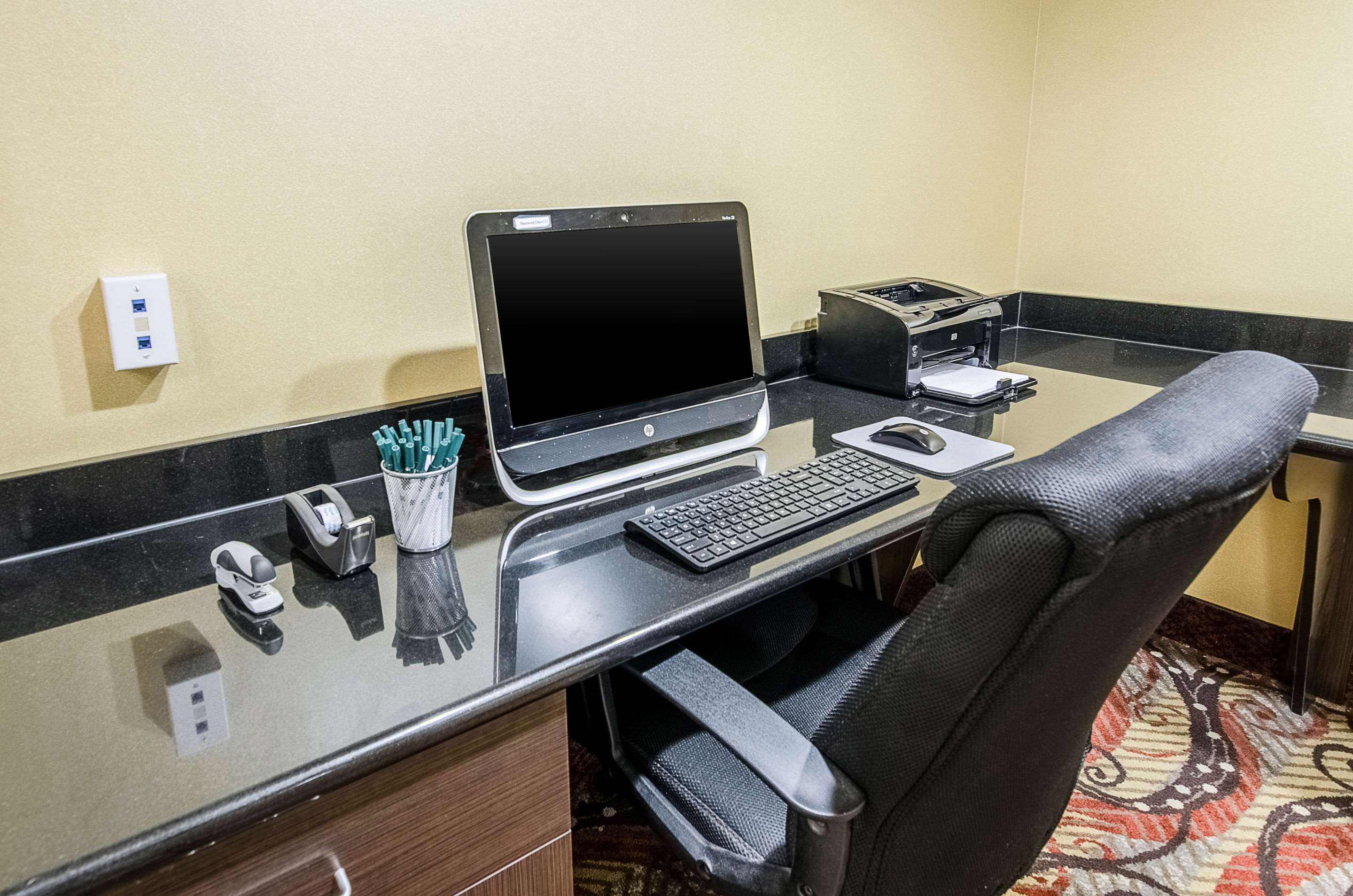 Business center | Quality Inn & Suites Lexington near I-64 and I-81
