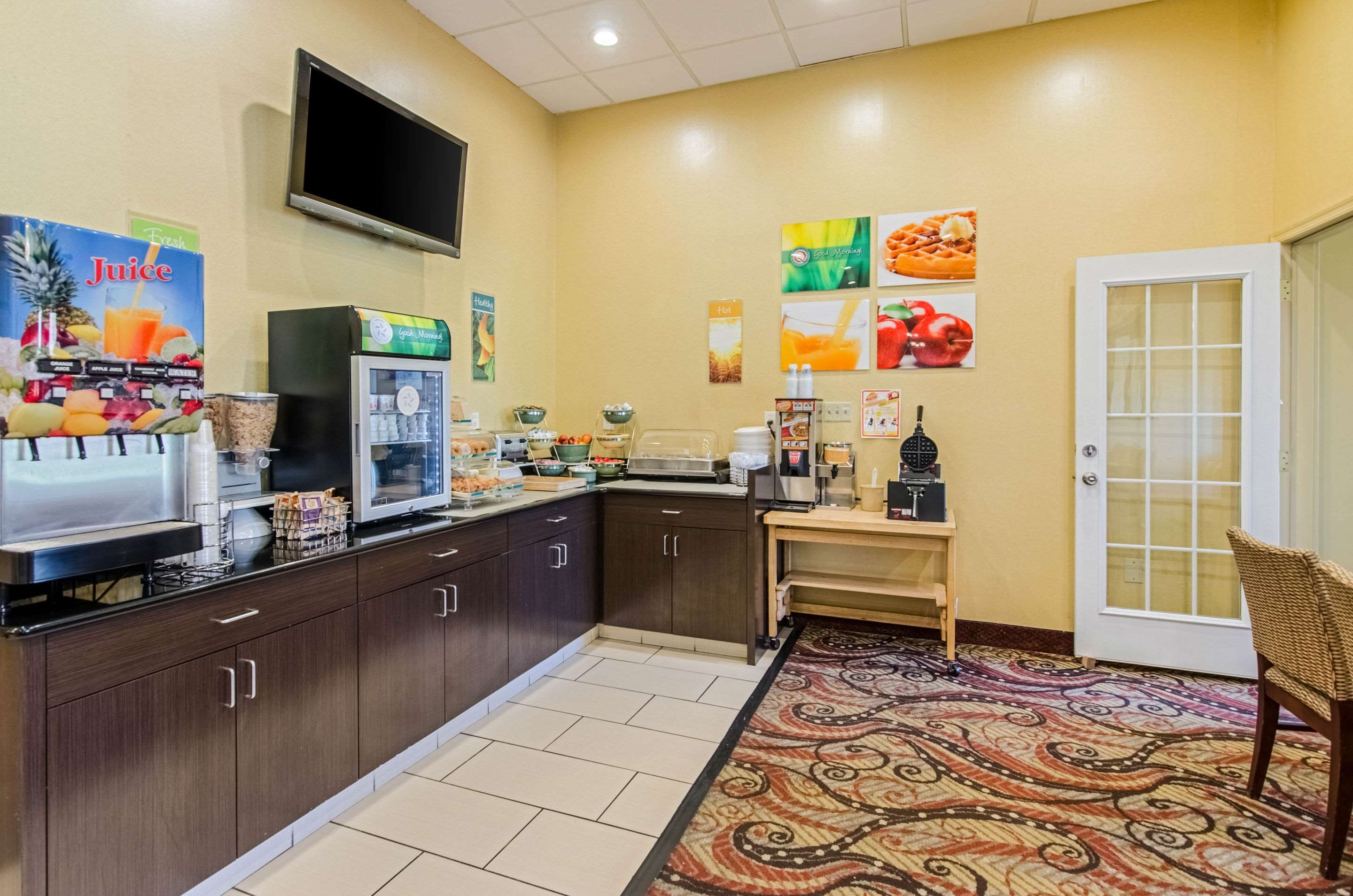 Breakfast area | Quality Inn & Suites Lexington near I-64 and I-81