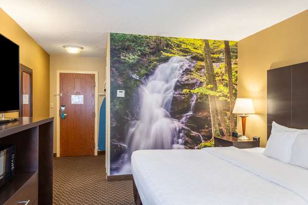  - Clarion Pointe Hotel Harrisonburg - I-81, Exit 247