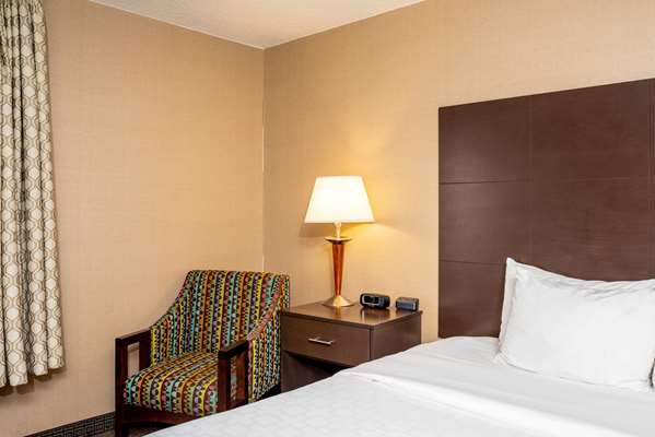 Suite - Clarion Pointe Hotel Harrisonburg - I-81, Exit 247