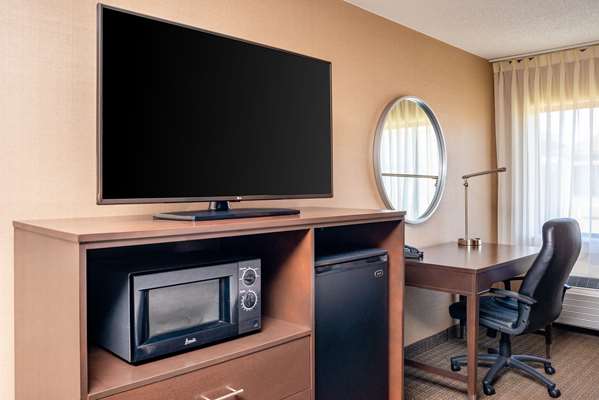 Suite - Clarion Pointe Hotel Harrisonburg - I-81, Exit 247
