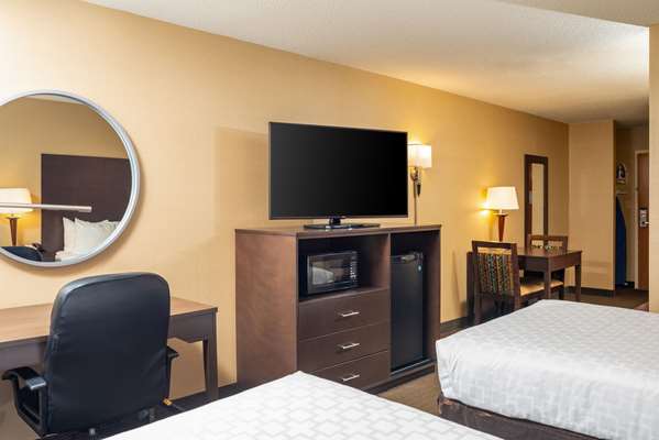 Suite - Clarion Pointe Hotel Harrisonburg - I-81, Exit 247