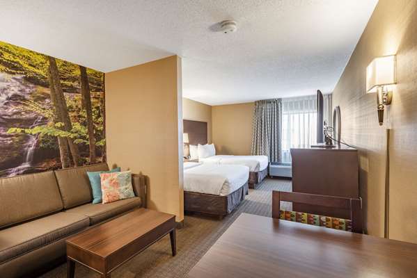 Suite - Clarion Pointe Hotel Harrisonburg - I-81, Exit 247