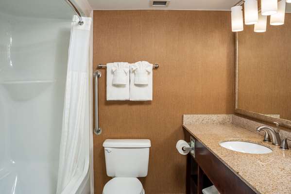 Suite - Clarion Pointe Hotel Harrisonburg - I-81, Exit 247