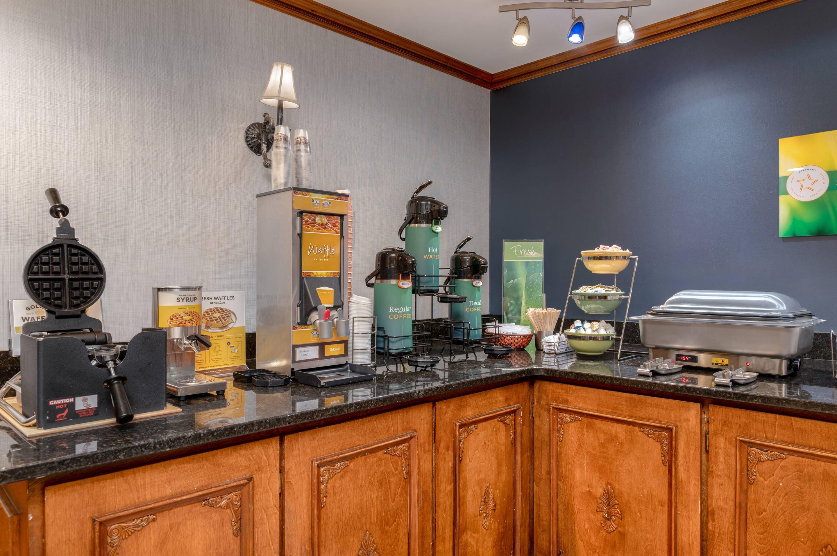 Breakfast area | Quality Inn South Hill I-85