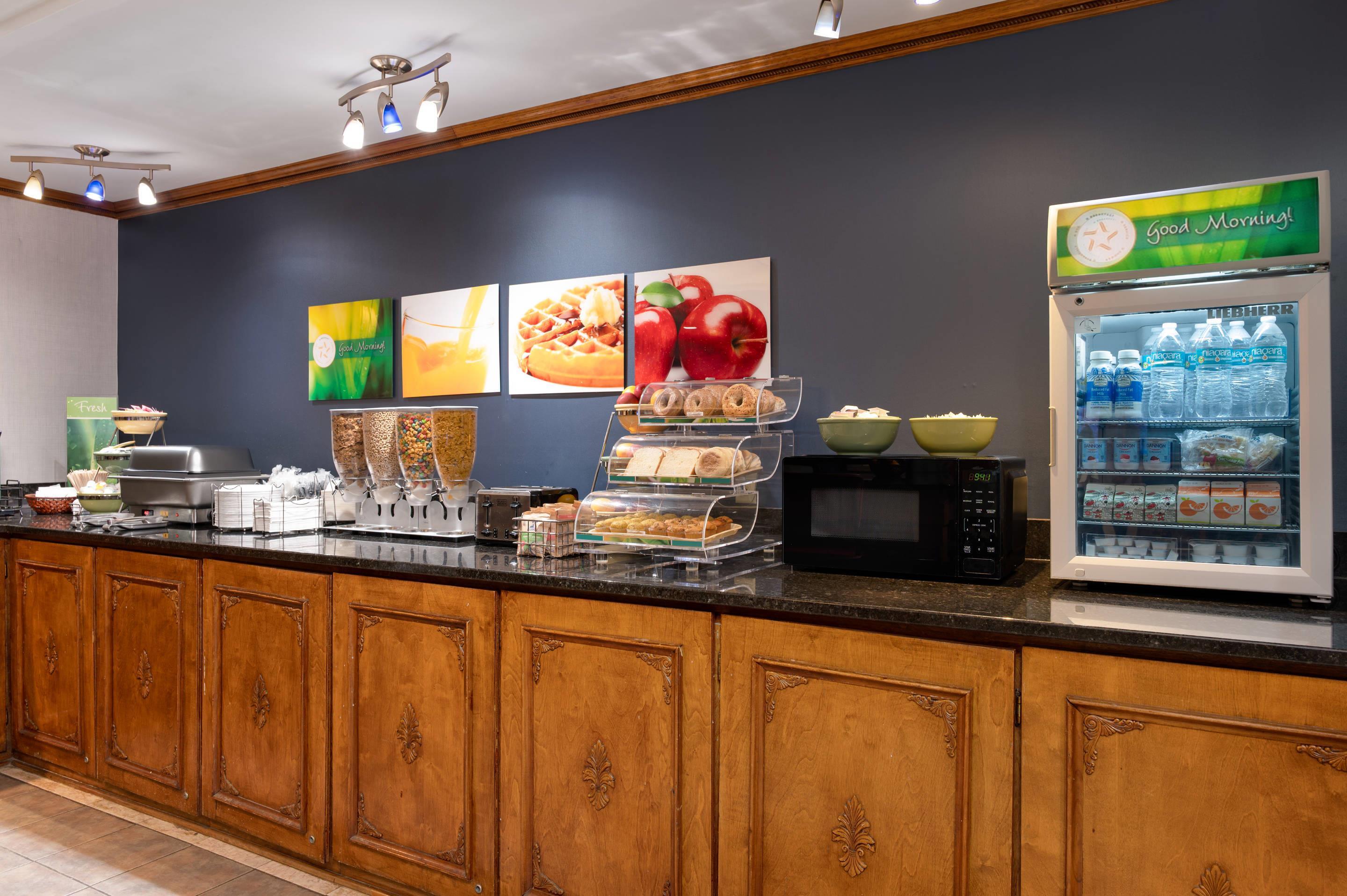 Breakfast area | Quality Inn South Hill I-85