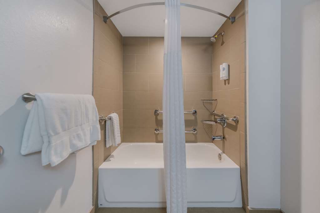 COMFORT INN NEWPORT NEWS - HAMPTON-guestroom-Guest Room,Bathroom,On-Site.jpg