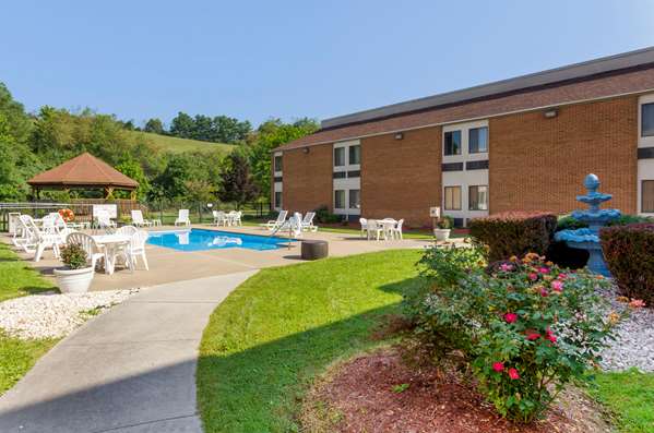 Pool - Comfort Inn Bluefield