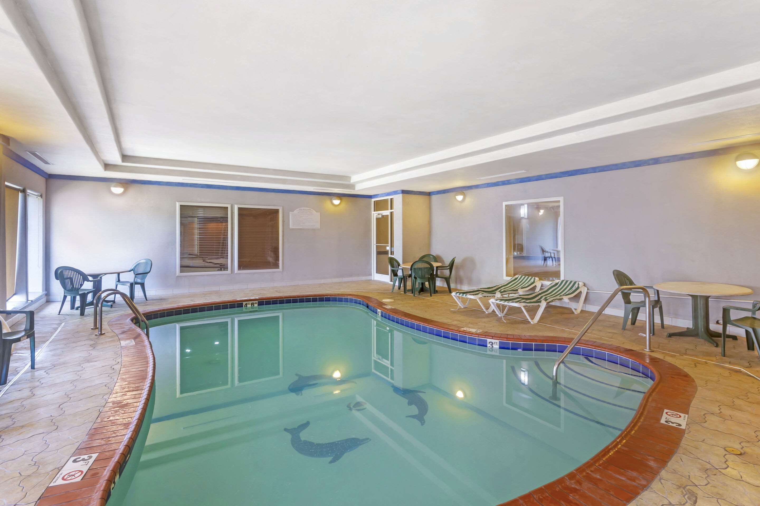 Indoor pool | Comfort Inn & Suites Chesapeake - Portsmouth