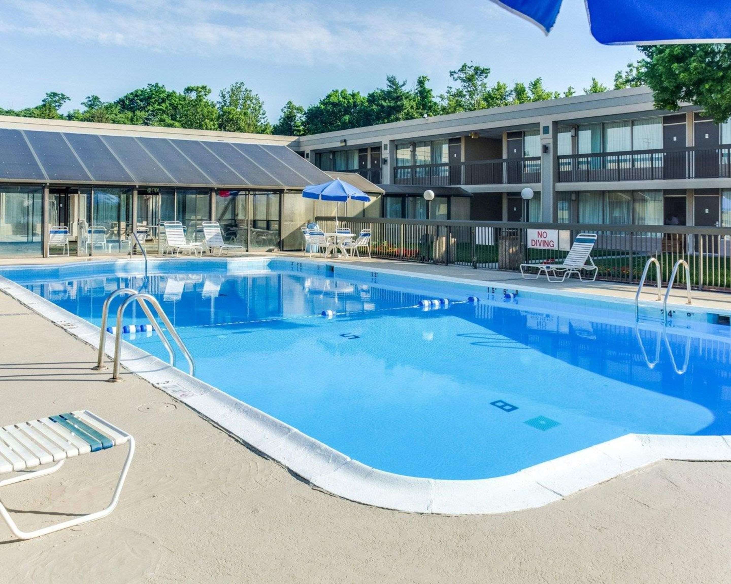 Outdoor pool | Clarion Inn