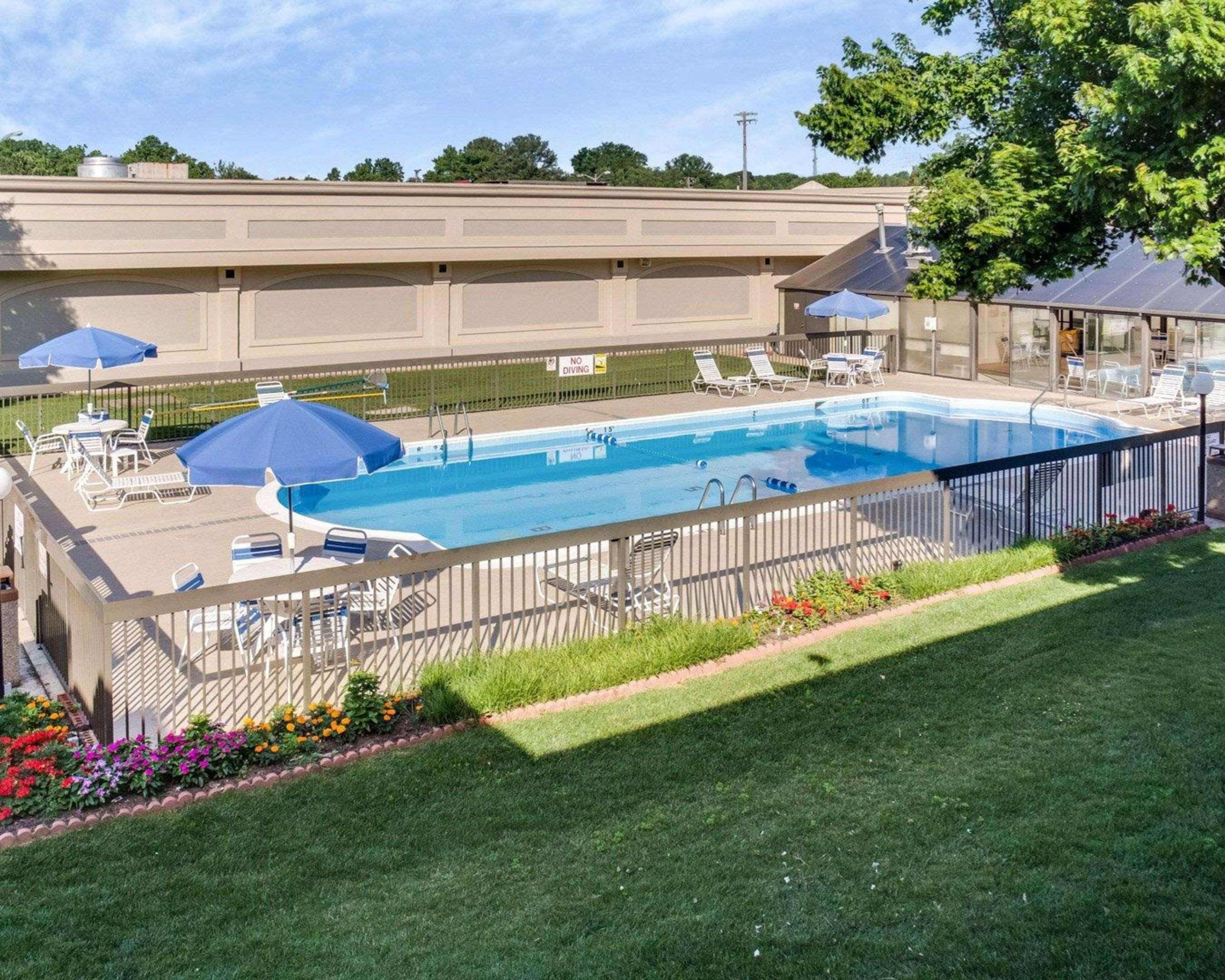 Outdoor pool | Clarion Inn
