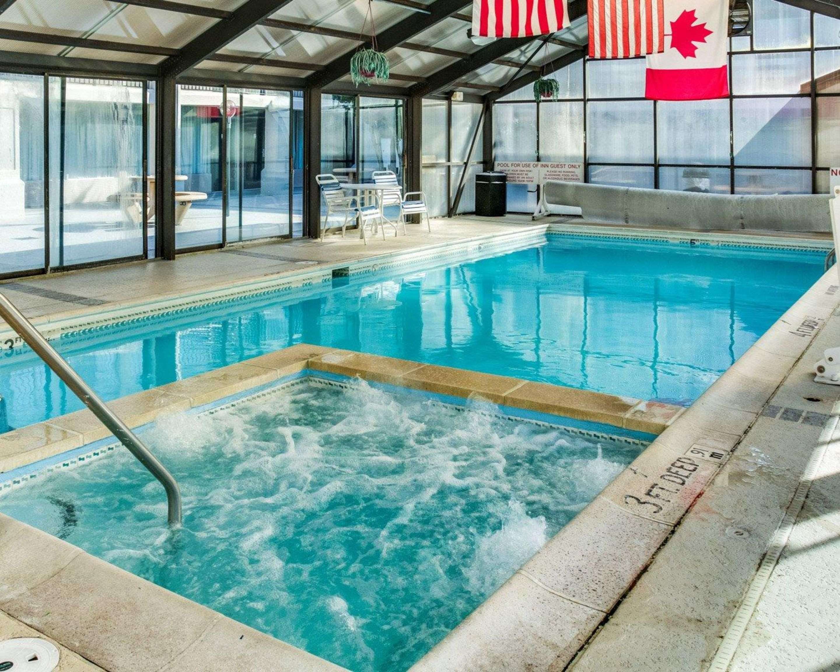 Indoor pool with hot tub | Clarion Inn