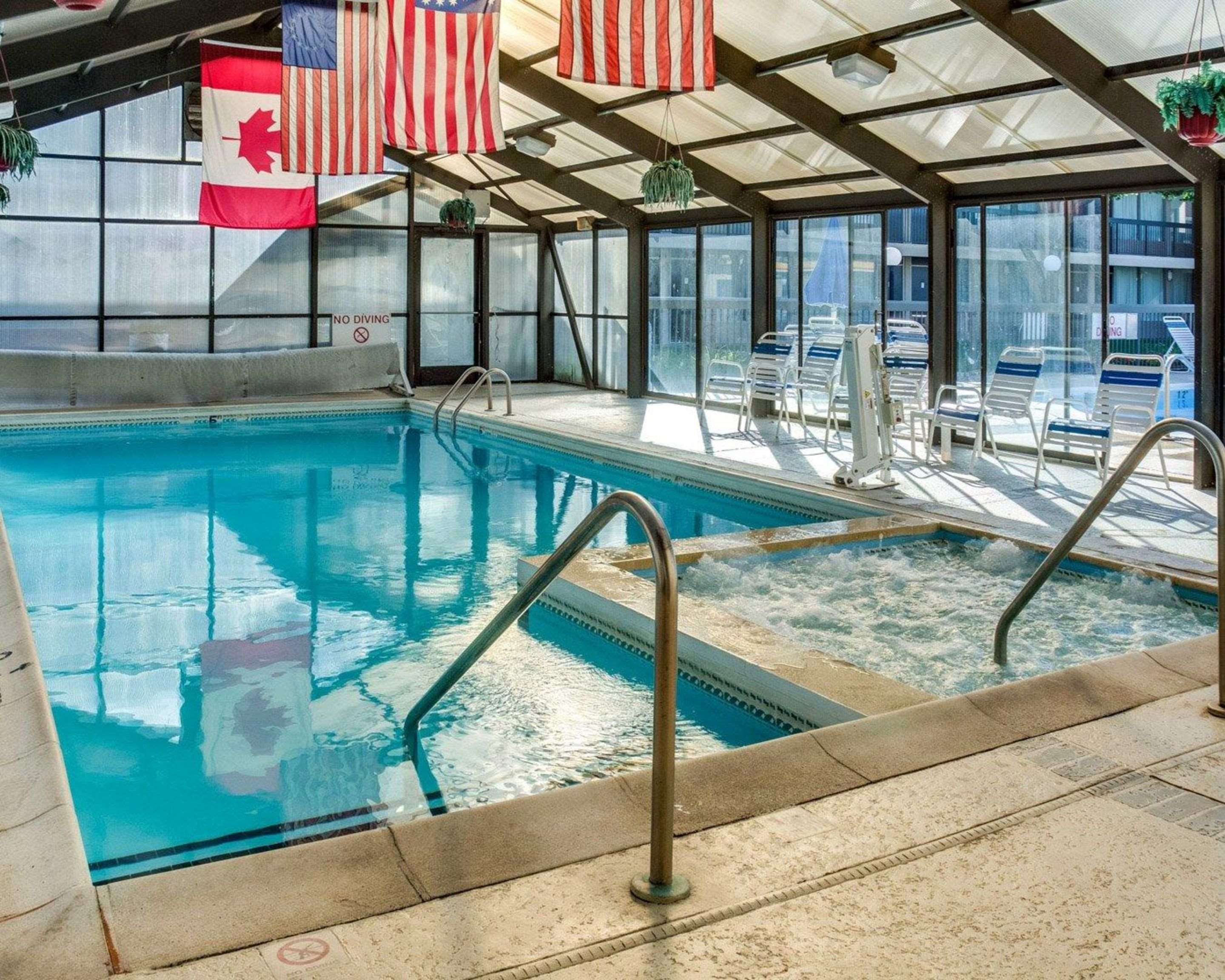 Indoor pool with hot tub | Clarion Inn