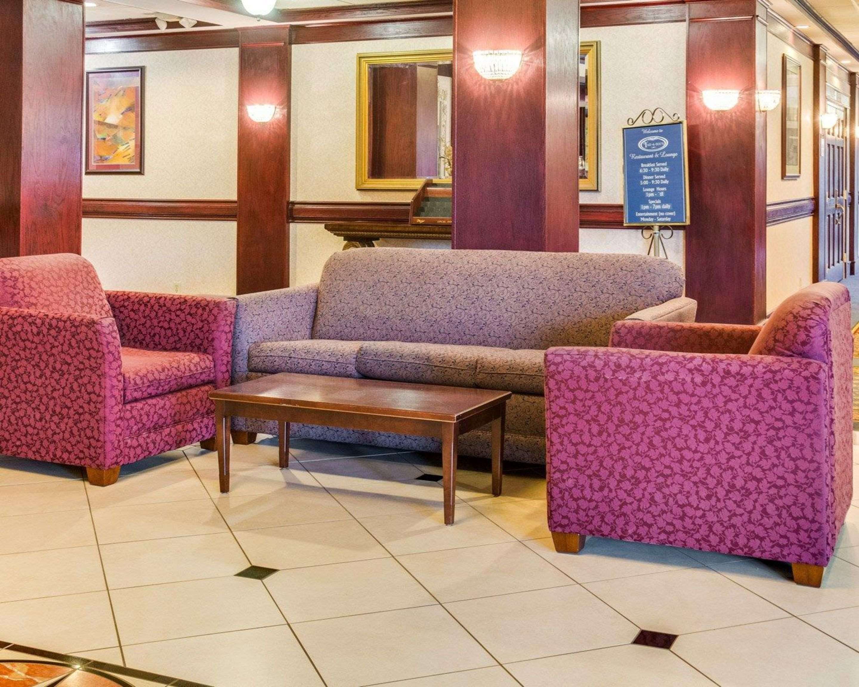 Sitting area | Clarion Inn