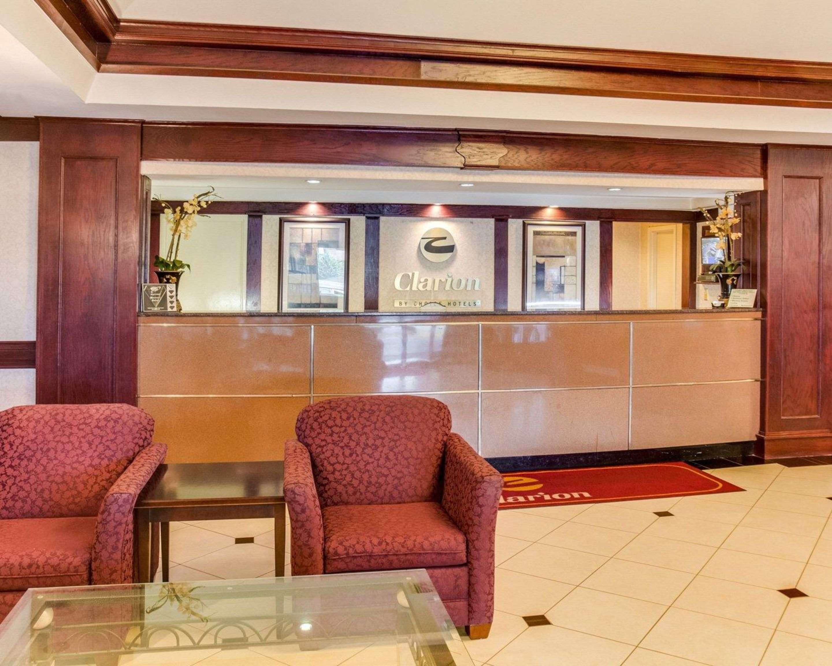 Lobby with sitting area | Clarion Inn