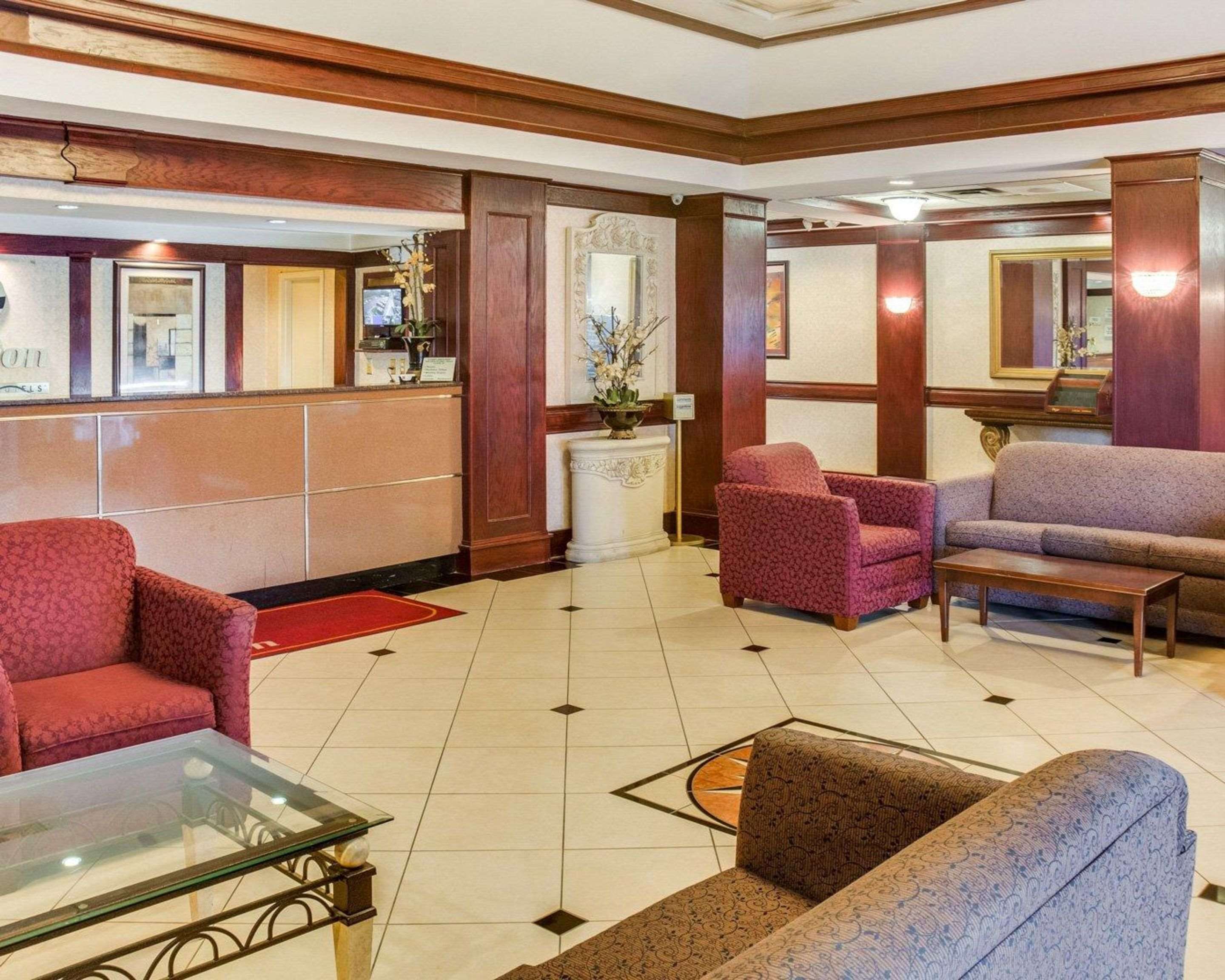 Spacious lobby | Clarion Inn