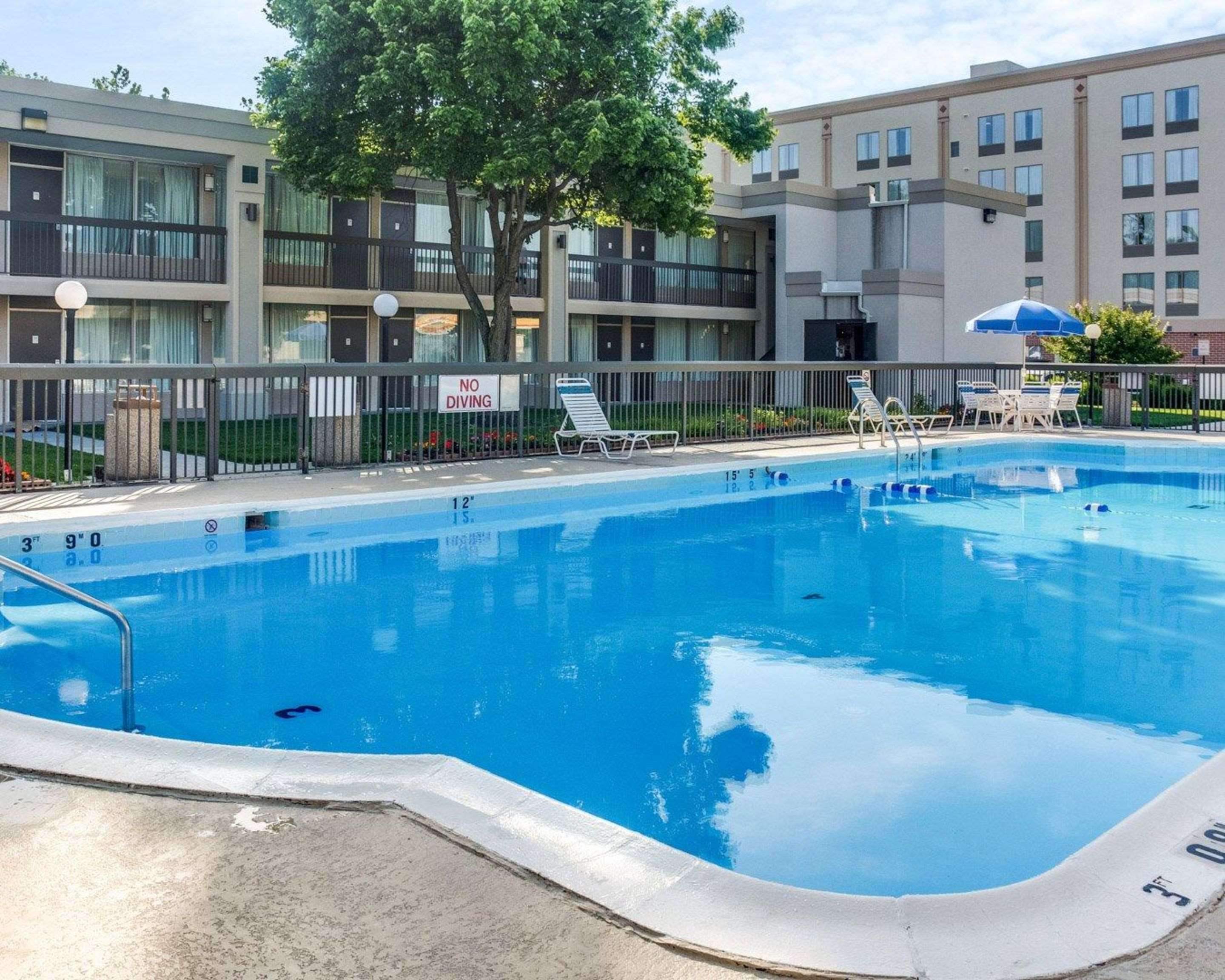 Outdoor pool | Clarion Inn