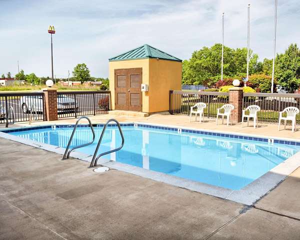 Pool - Quality Inn Thornburg - I-95, Exit 118