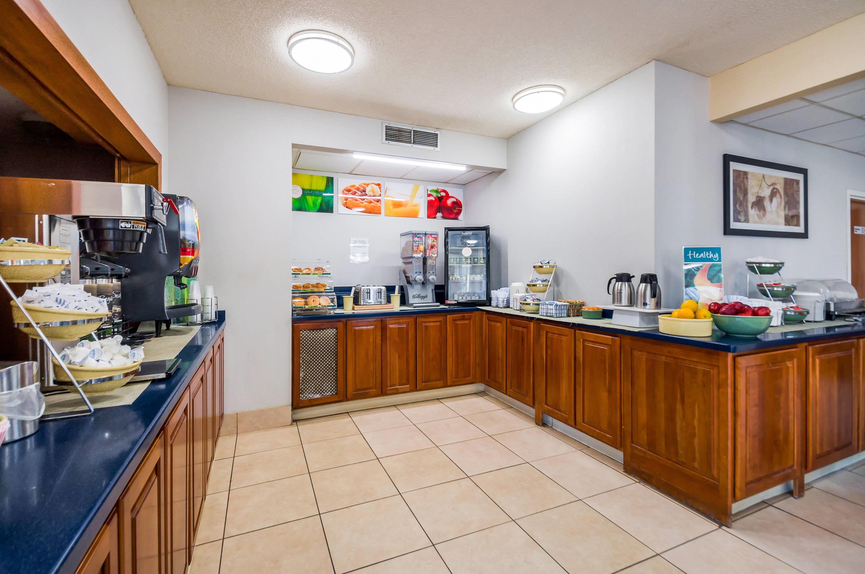 Breakfast counter | Quality Inn Fredericksburg, Central Park Area