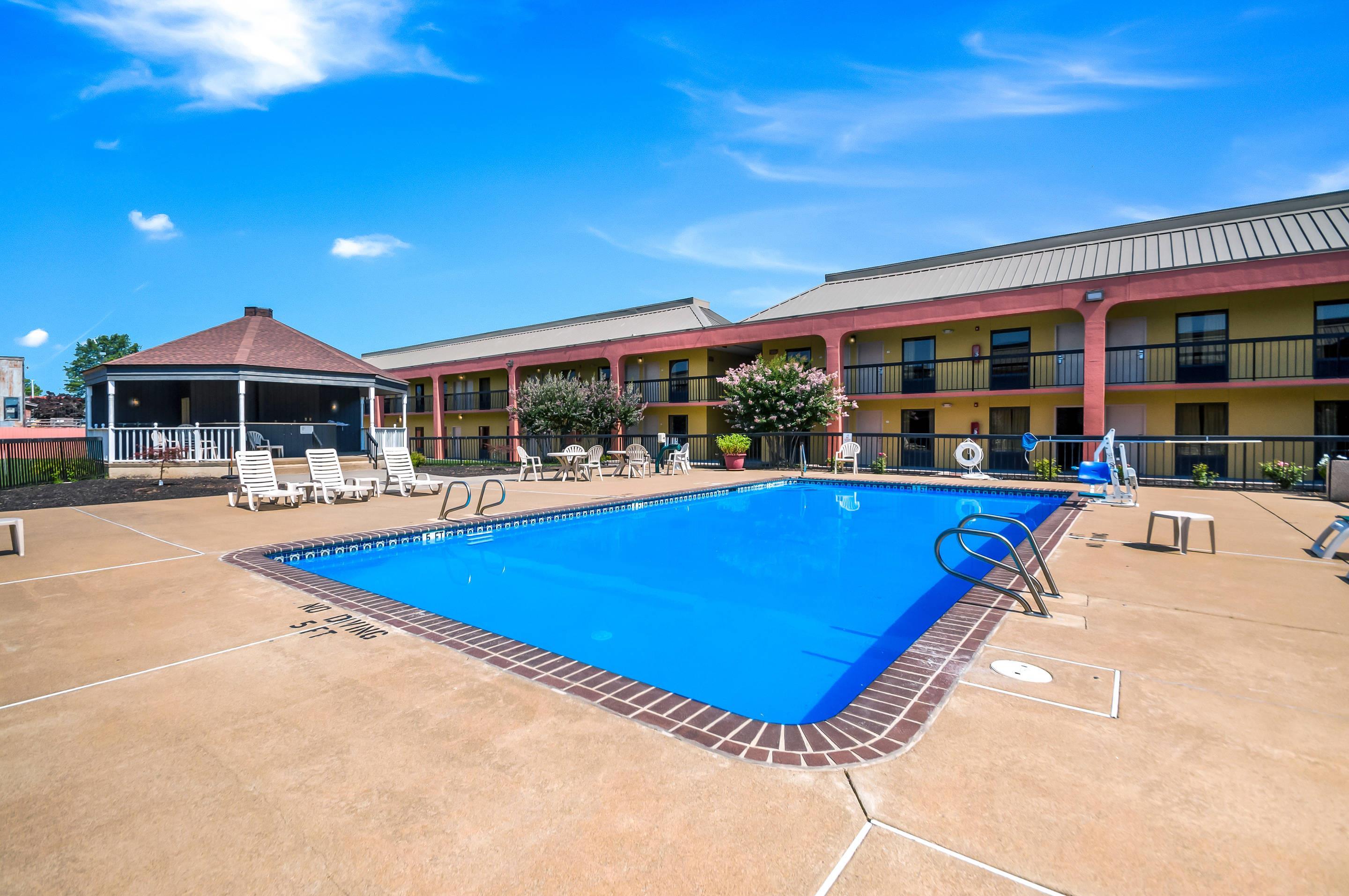 Outdoor pool | Quality Inn Fredericksburg, Central Park Area