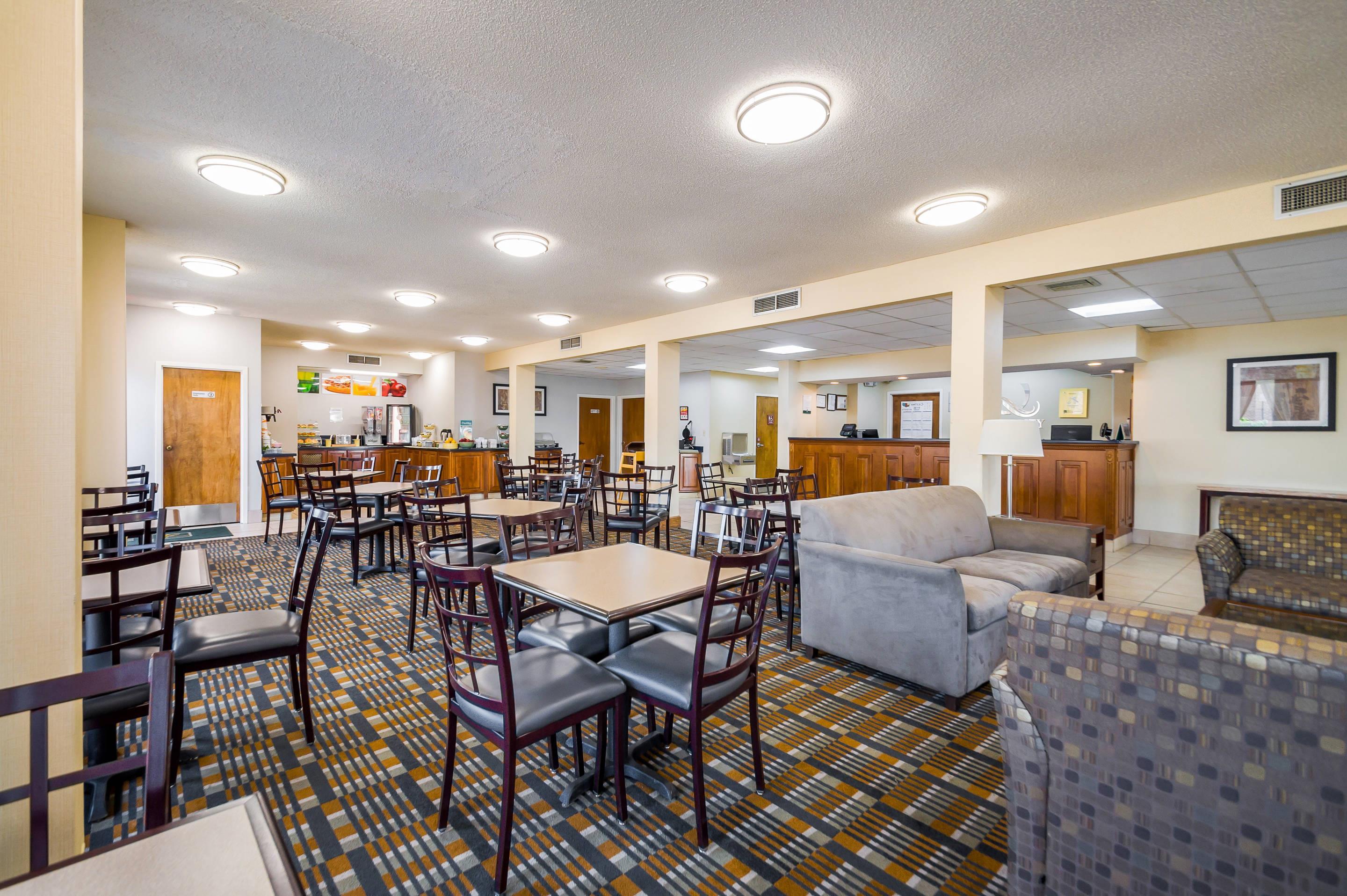 Breakfast area | Quality Inn Fredericksburg, Central Park Area
