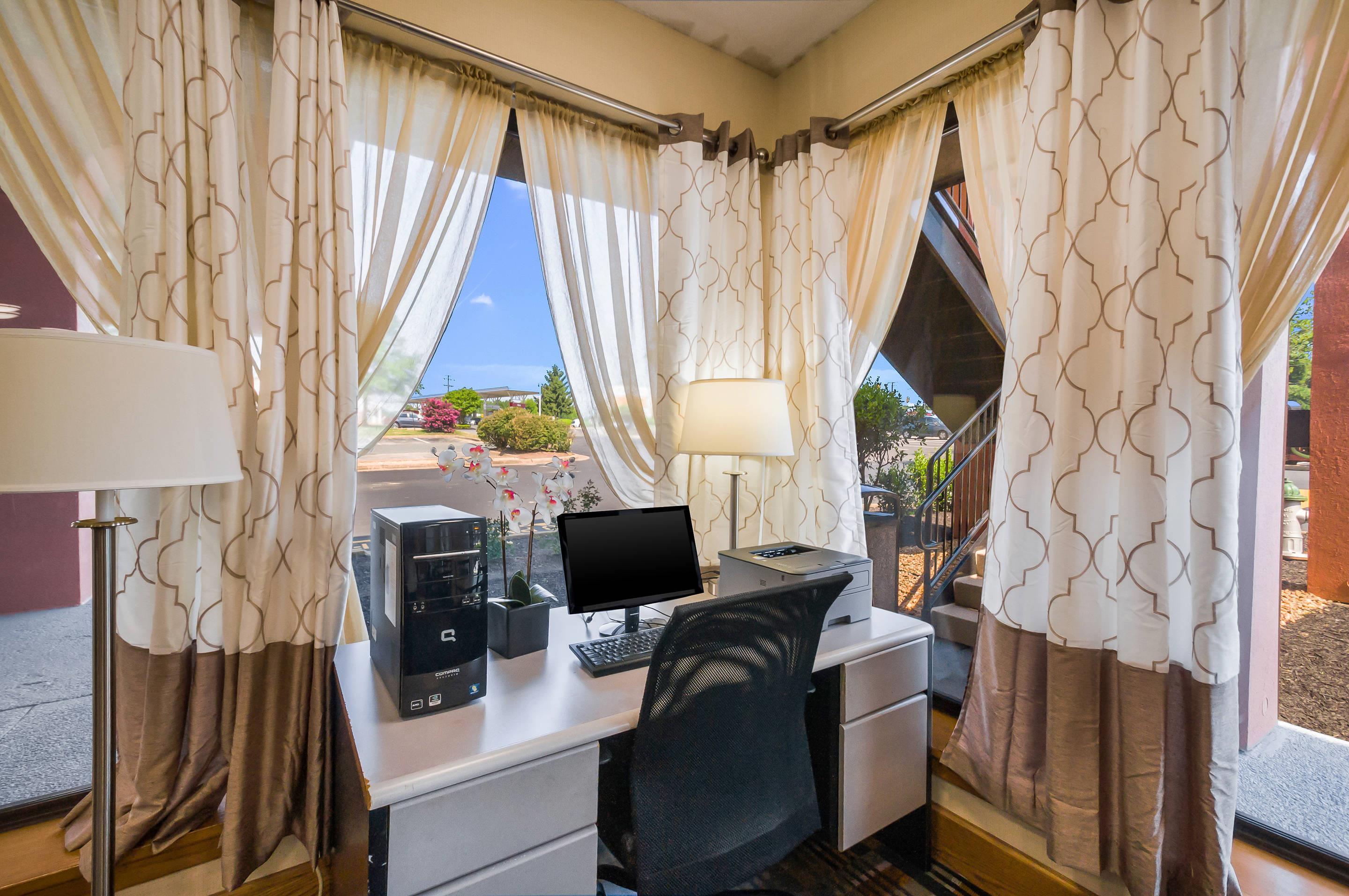 Business center | Quality Inn Fredericksburg, Central Park Area