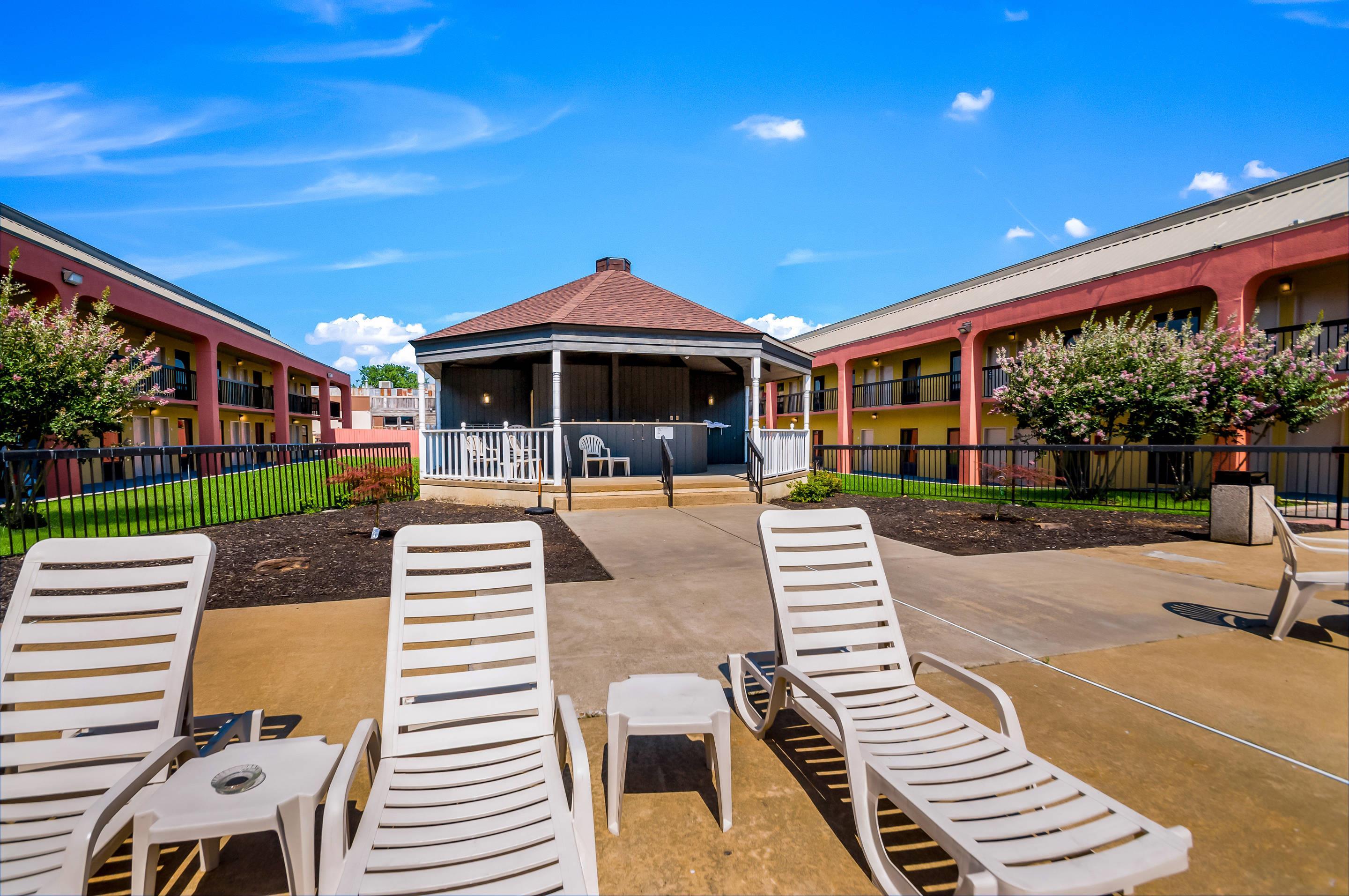 Outdoor pool | Quality Inn Fredericksburg, Central Park Area