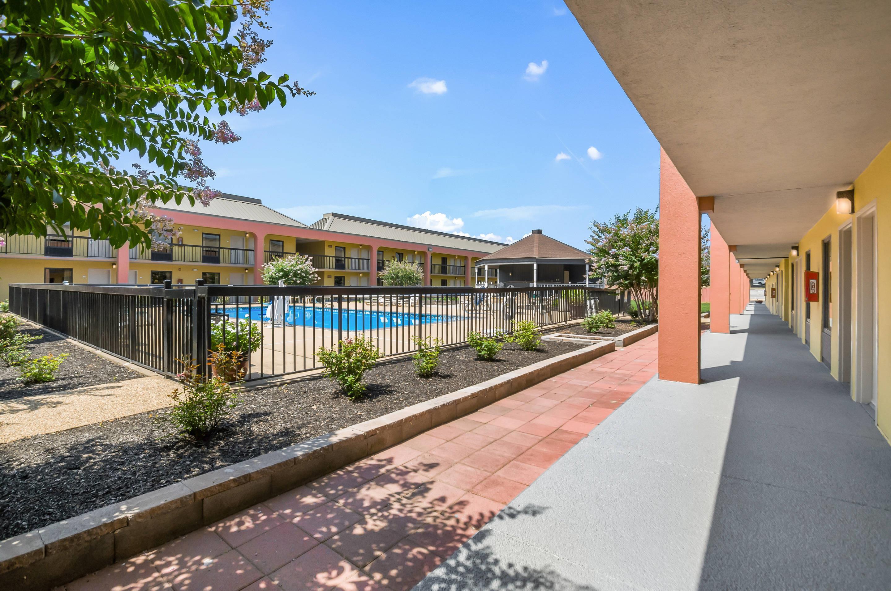 Outdoor pool | Quality Inn Fredericksburg, Central Park Area
