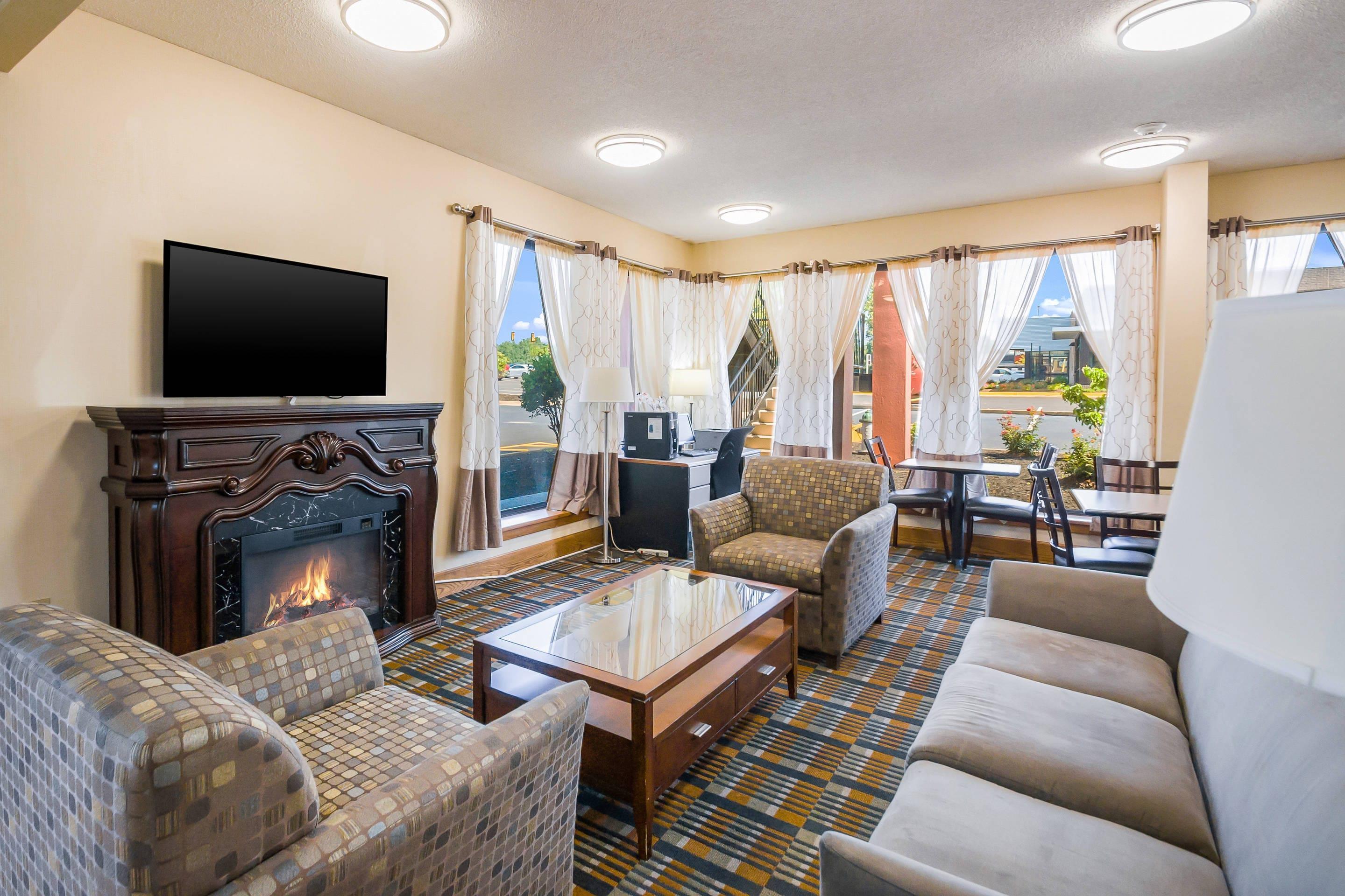 Hotel lobby | Quality Inn Fredericksburg, Central Park Area