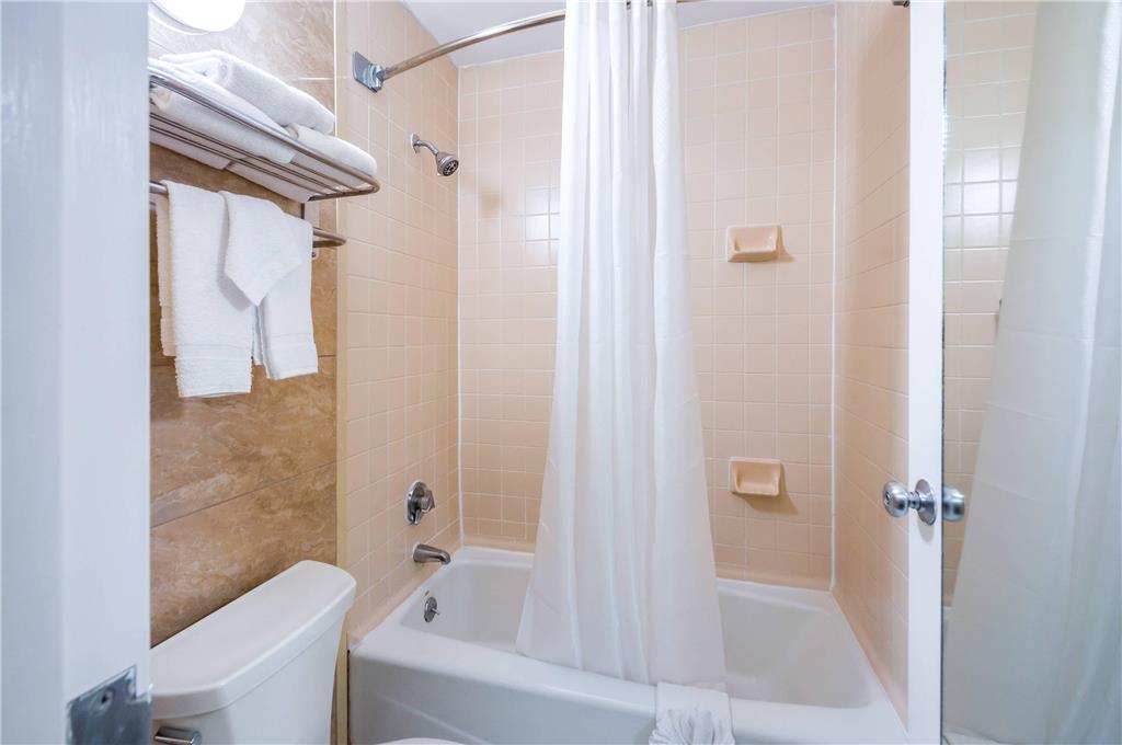 QUALITY INN FREDERICKSBURG CENTRAL-guestroom-Guest Room,Bathroom,On-Site.jpg