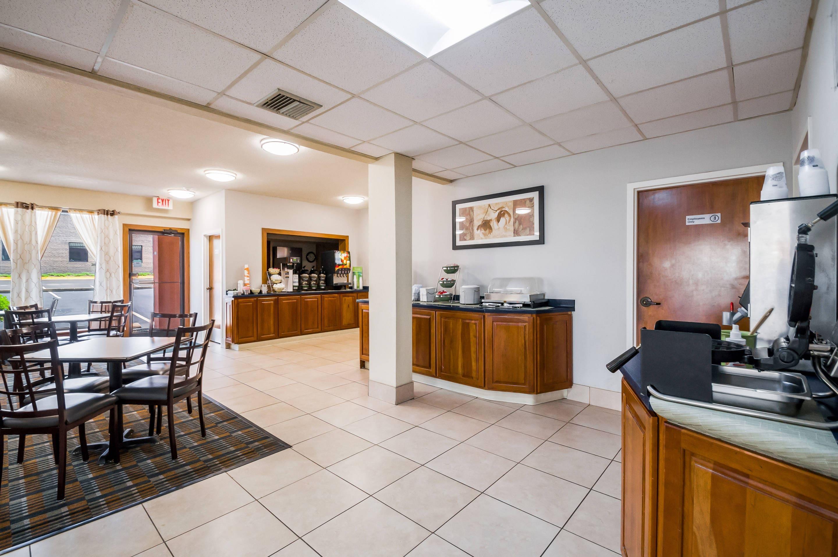 Breakfast area | Quality Inn Fredericksburg, Central Park Area