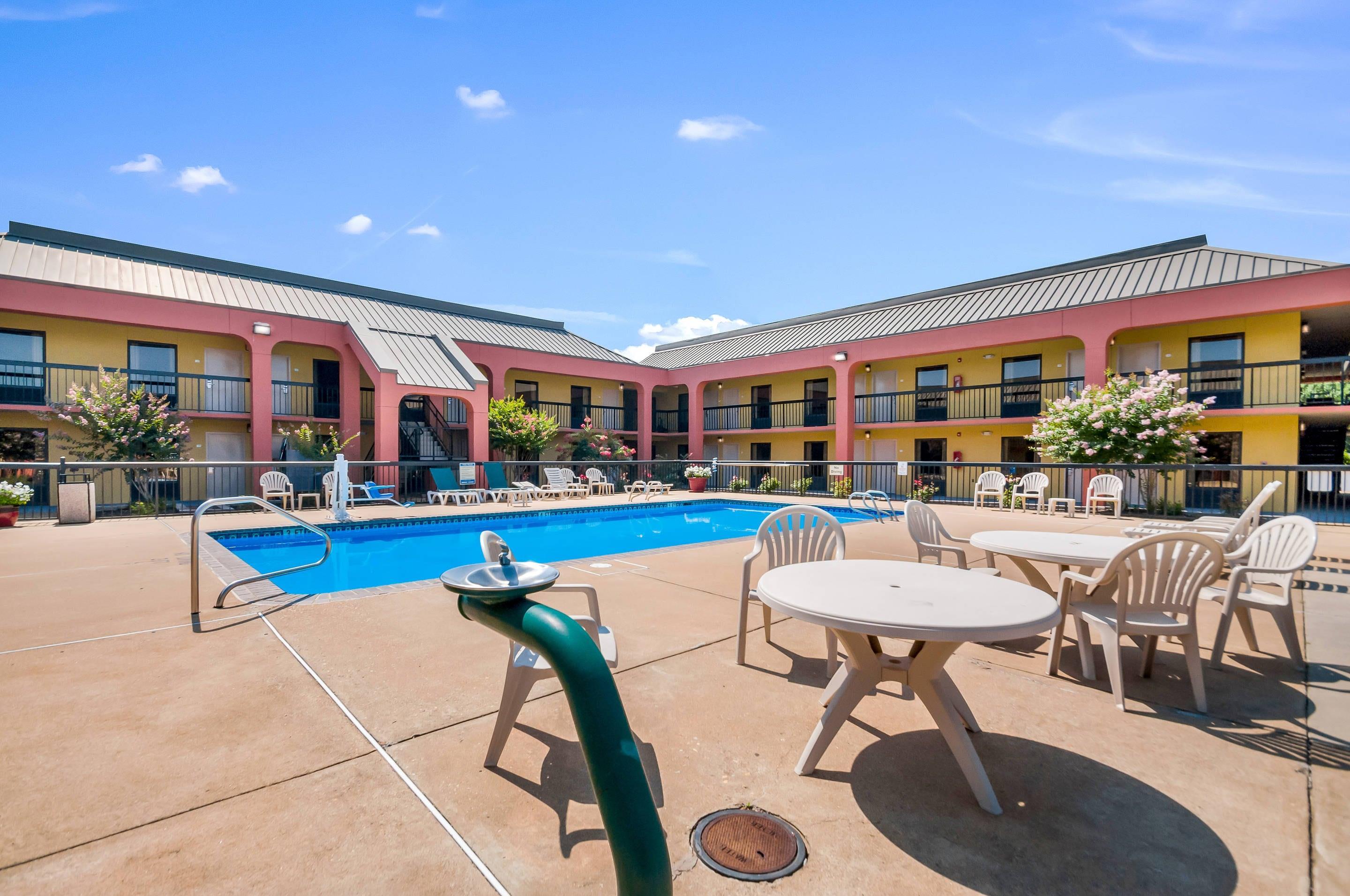 Outdoor pool | Quality Inn Fredericksburg, Central Park Area