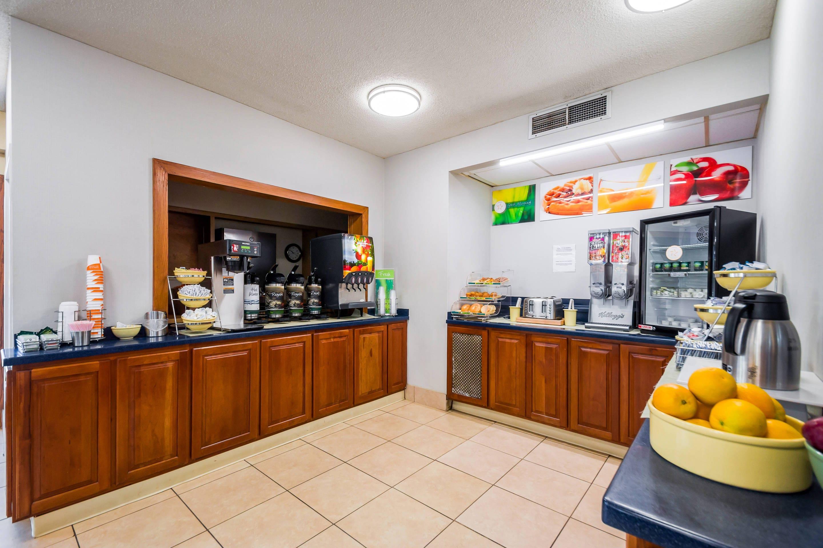 Breakfast counter | Quality Inn Fredericksburg, Central Park Area