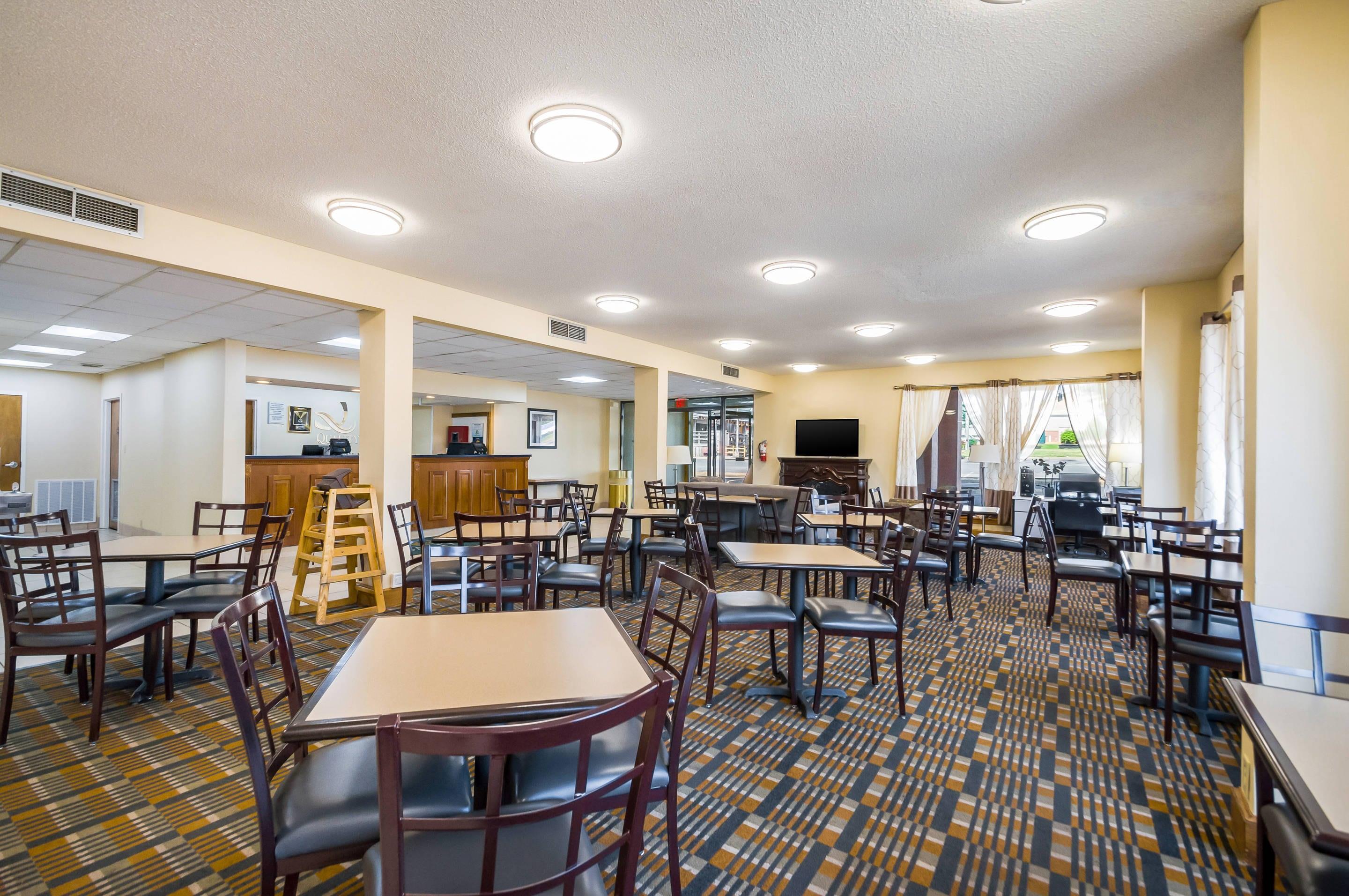 Breakfast area | Quality Inn Fredericksburg, Central Park Area