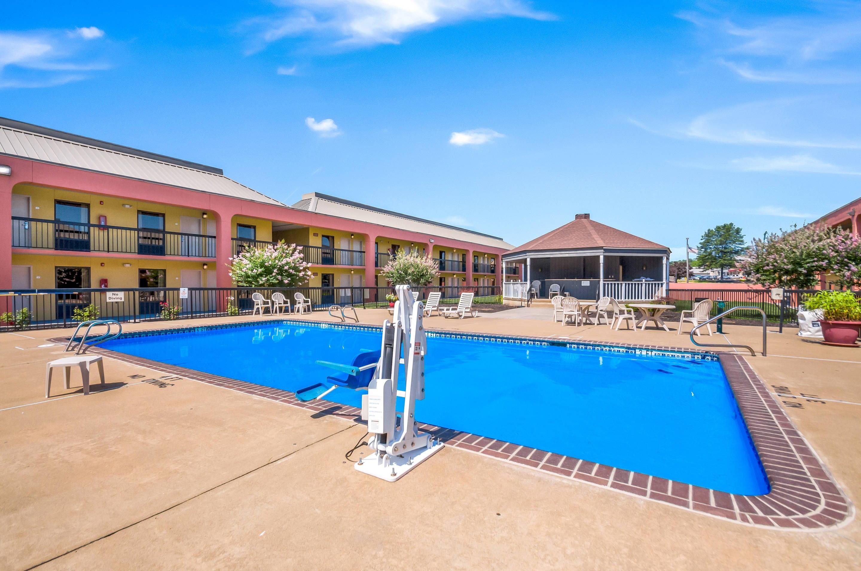 Outdoor pool | Quality Inn Fredericksburg, Central Park Area