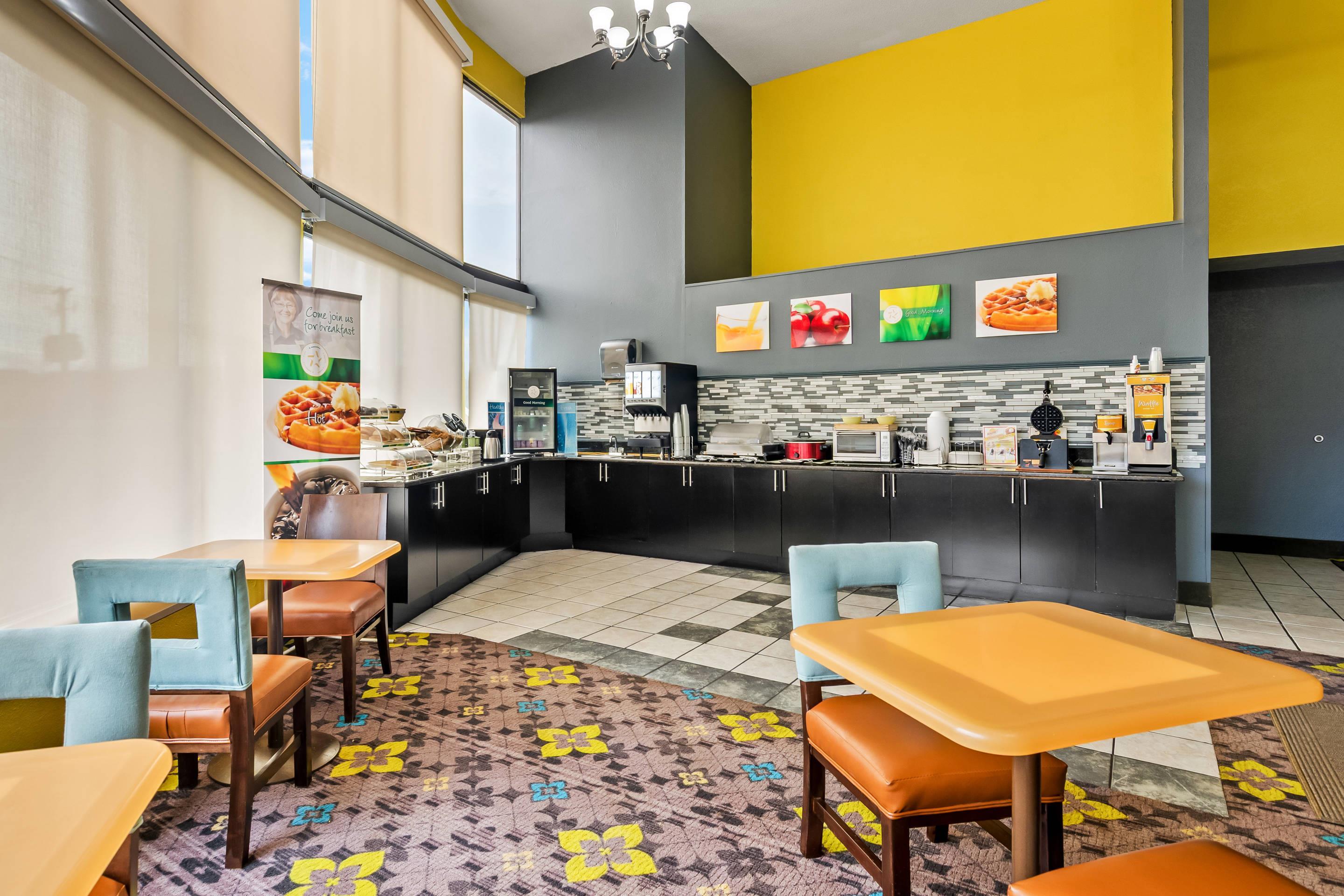 Enjoy breakfast in this seating area | Quality Inn