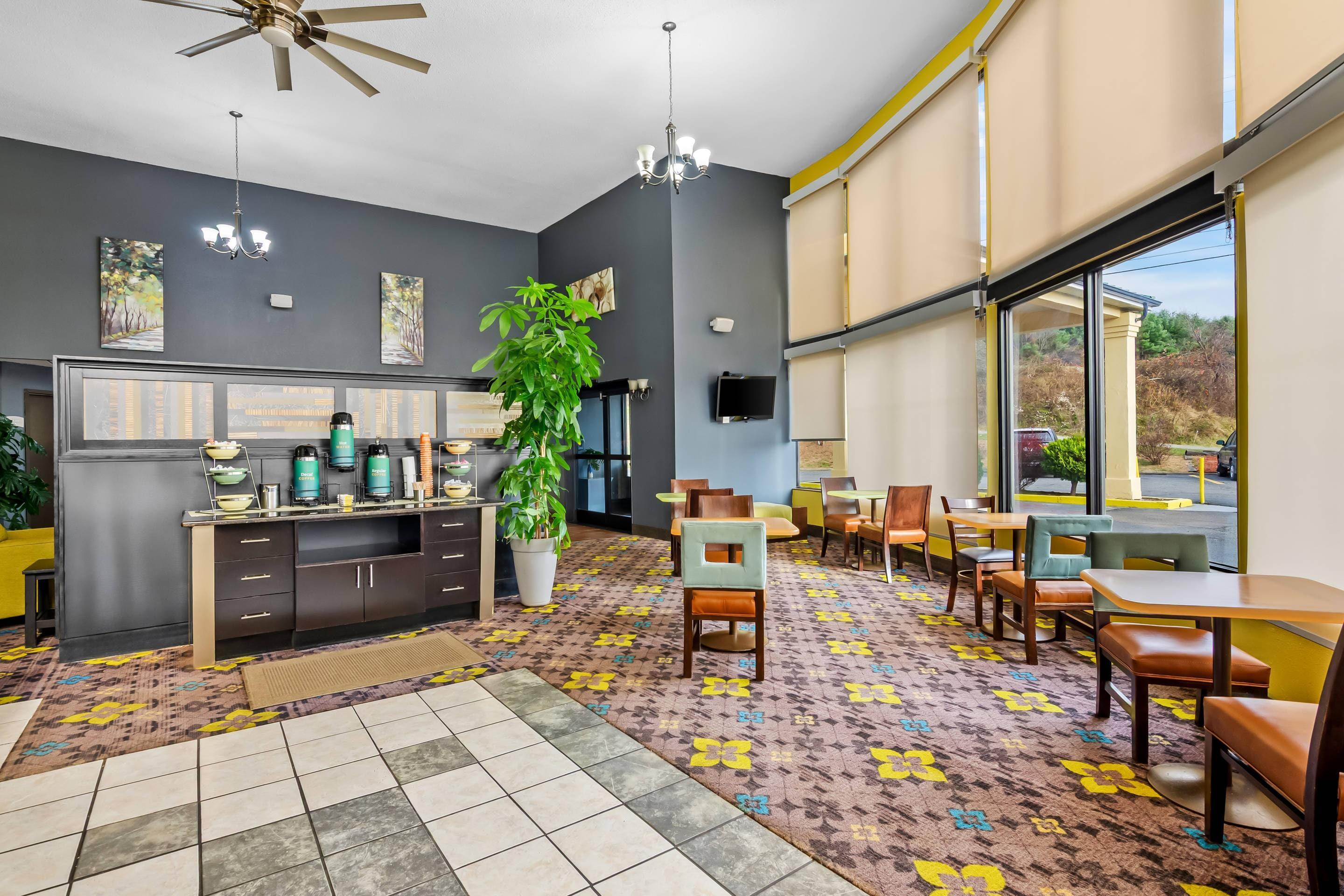 Enjoy breakfast in this seating area | Quality Inn