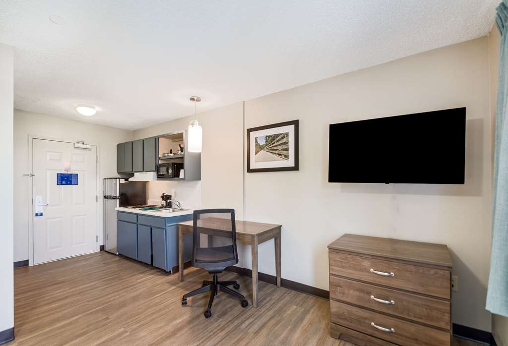SUBURBAN STUDIOS STERLING - WASHING-guestroom-Guest Room,On-Site.jpg