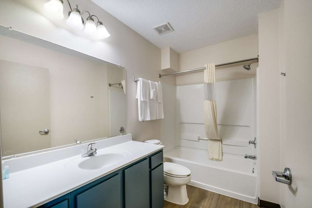 SUBURBAN STUDIOS STERLING - WASHING-guestroom-Guest Room,Bathroom,On-Site.jpg