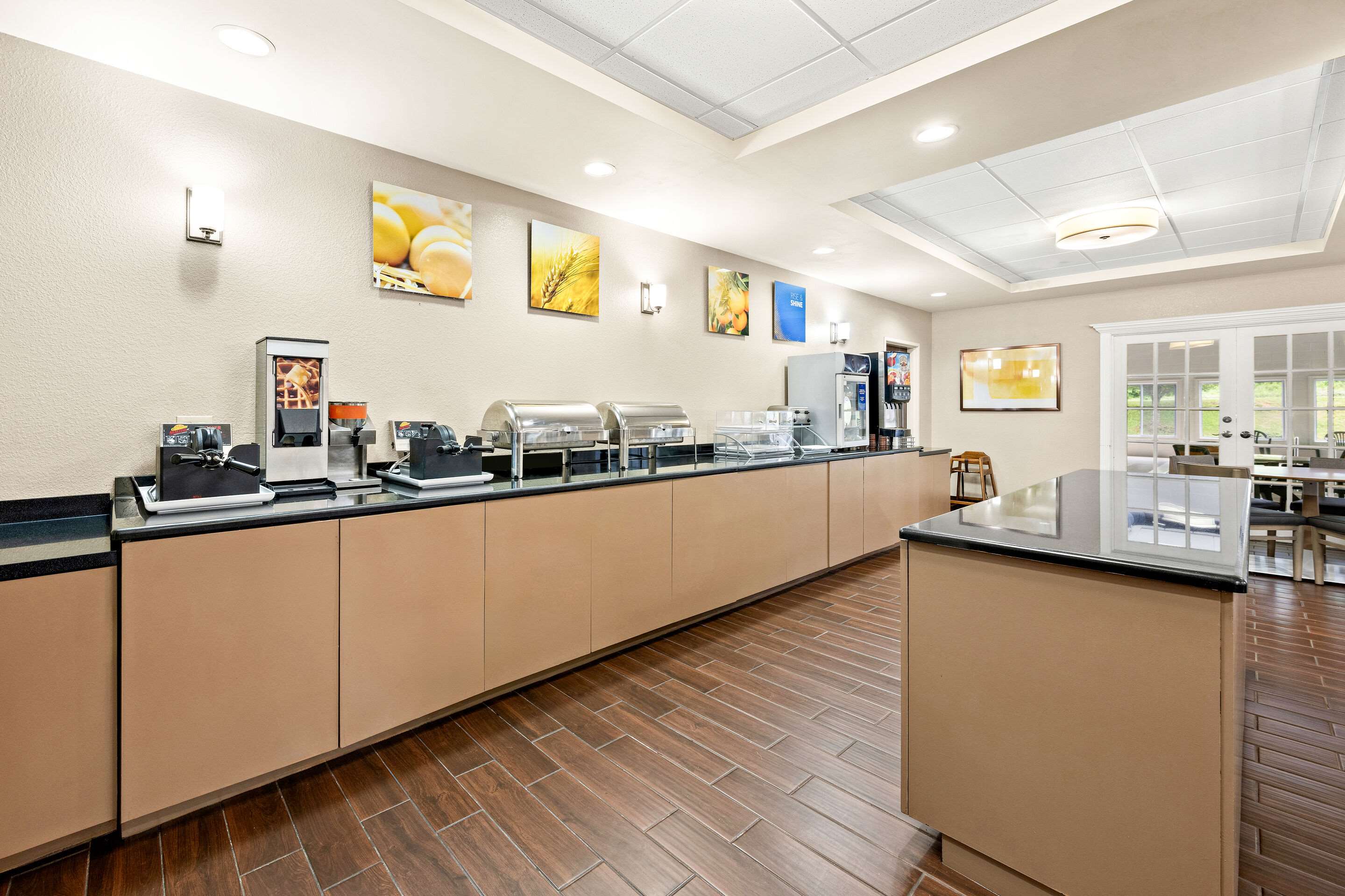 Breakfast area | Comfort Suites Abingdon I-81