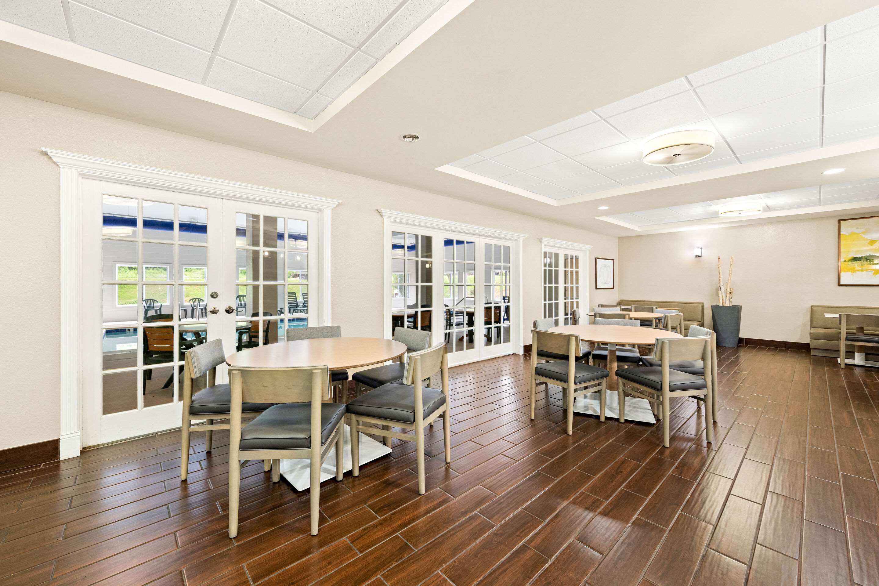 Breakfast area | Comfort Suites Abingdon I-81
