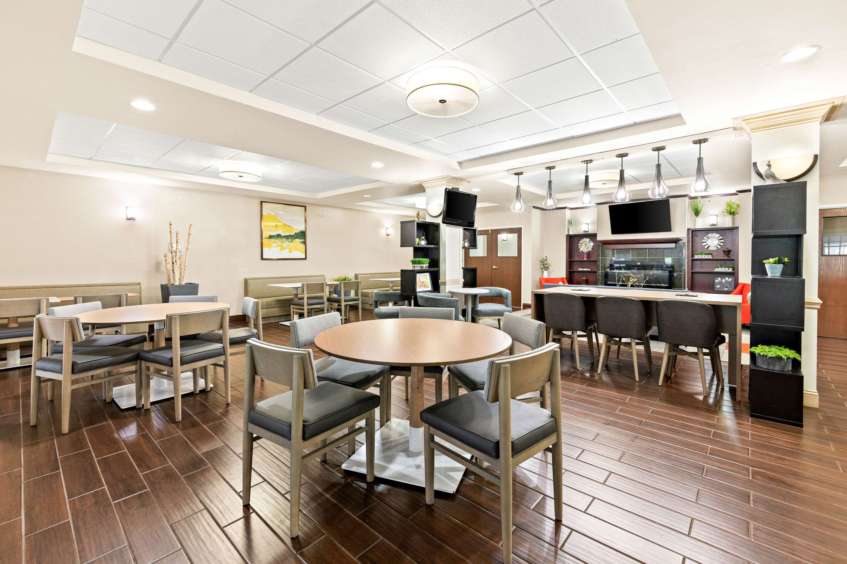 Breakfast area | Comfort Suites Abingdon I-81