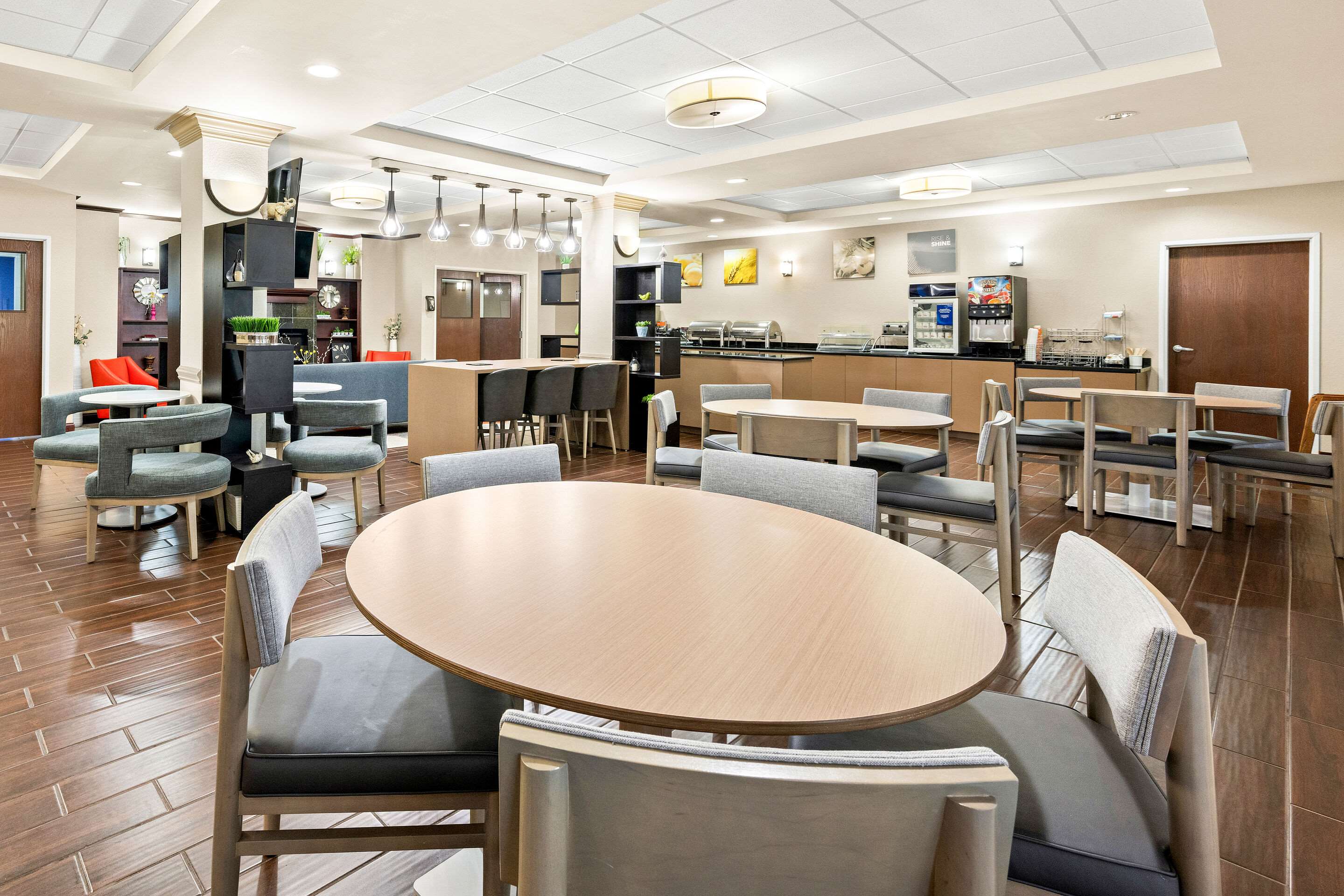 Breakfast area | Comfort Suites Abingdon I-81
