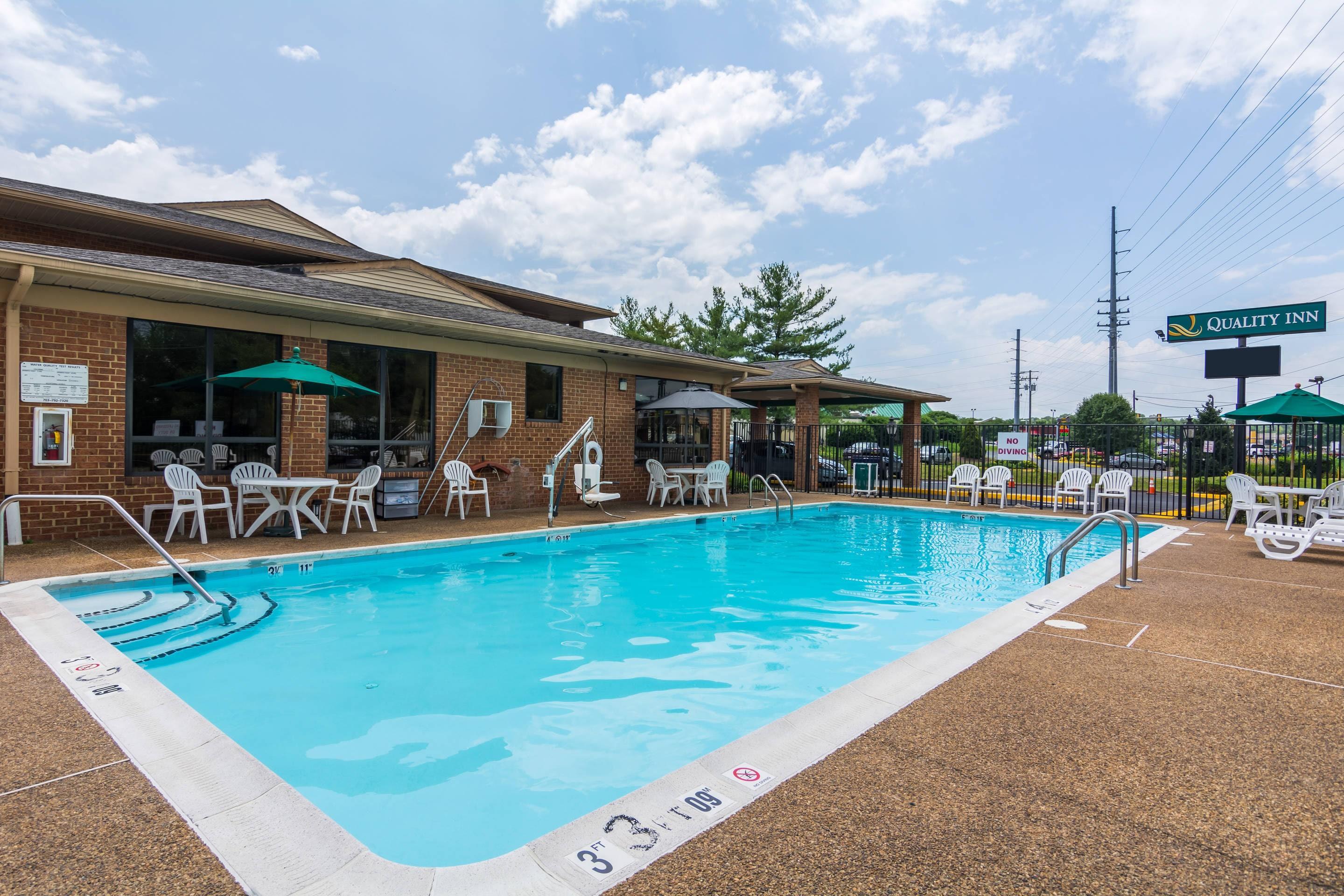 Outdoor pool | Quality Inn Manassas