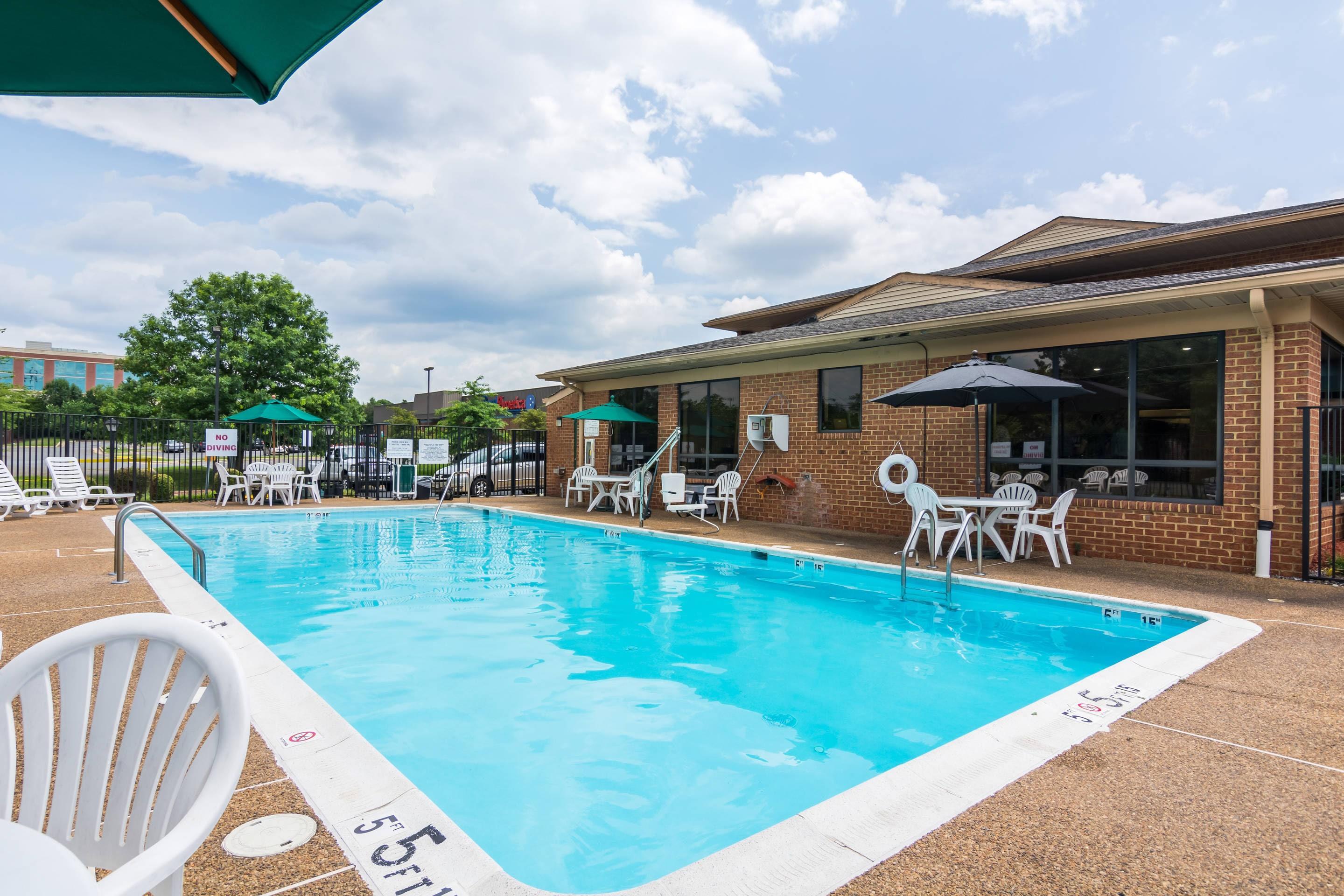Outdoor pool | Quality Inn Manassas