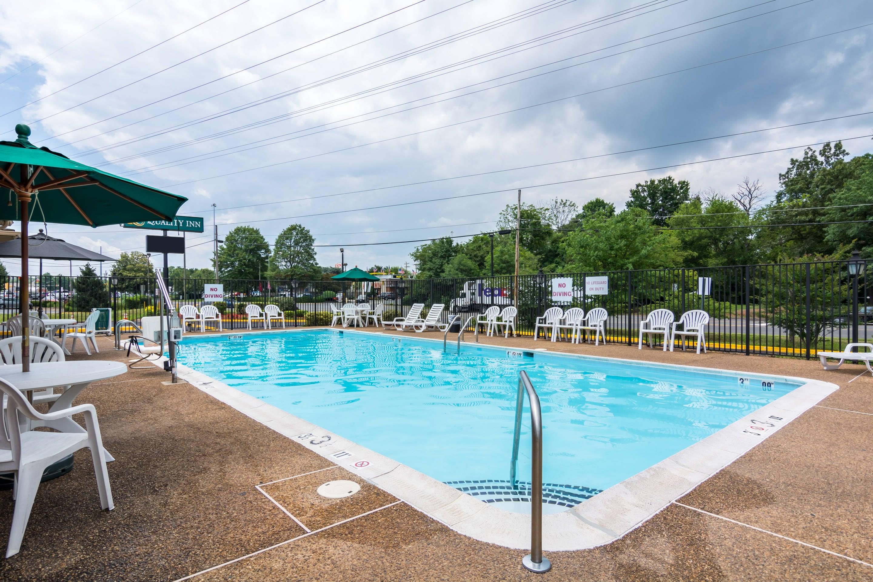 Outdoor pool | Quality Inn Manassas