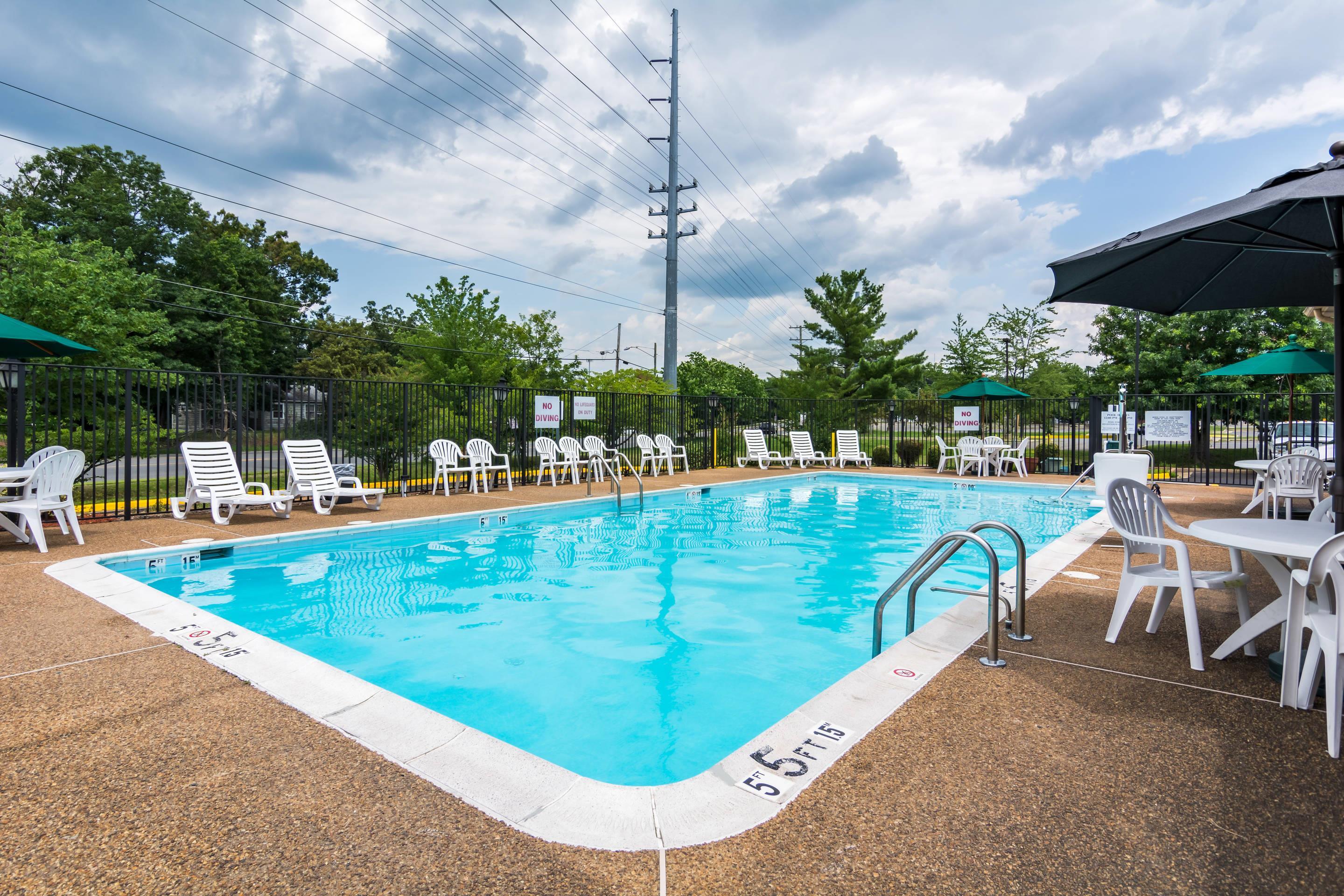 Outdoor pool | Quality Inn Manassas