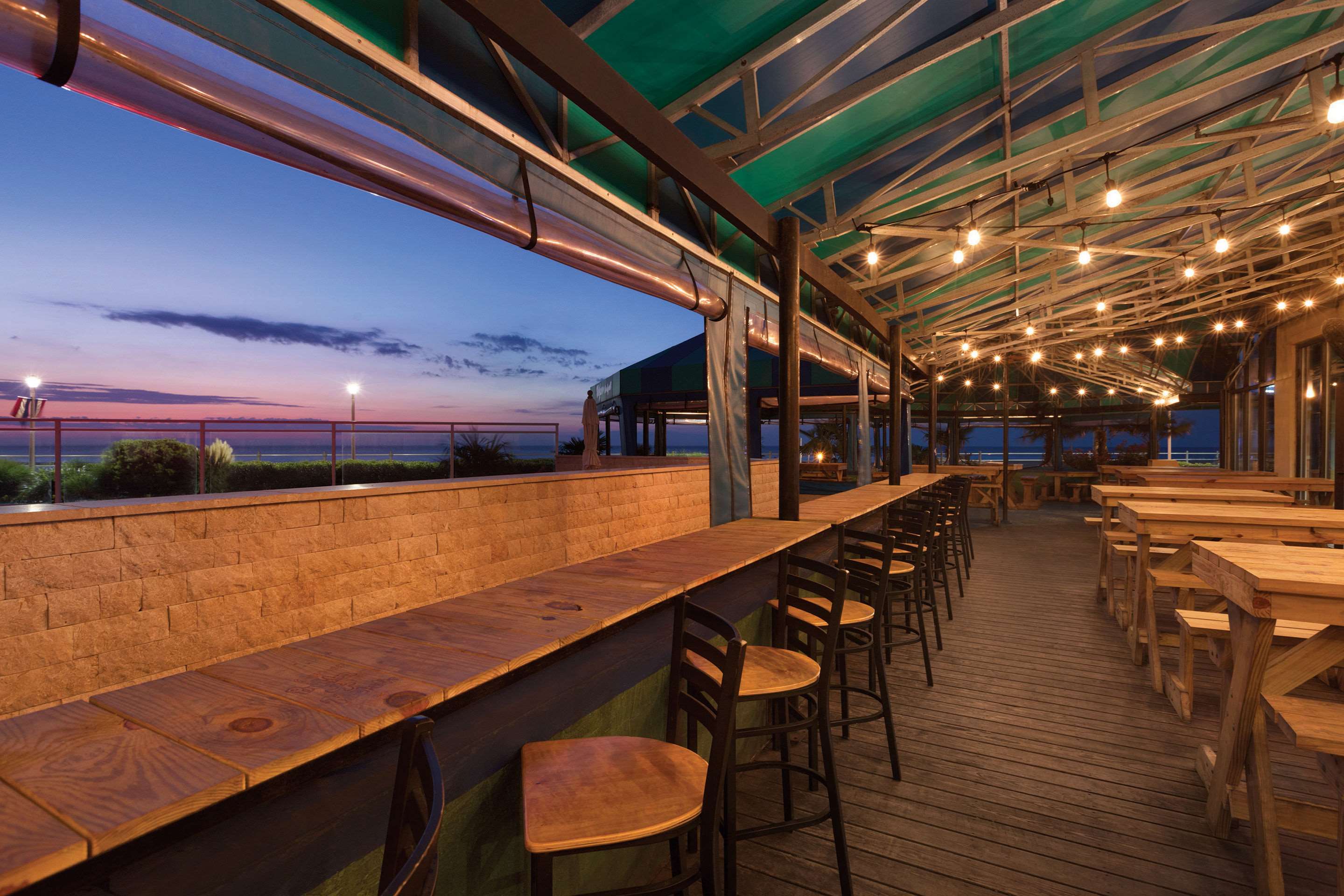 Hotel bar | Surfbreak Virginia Beach Oceanfront, Ascend Hotel Collection