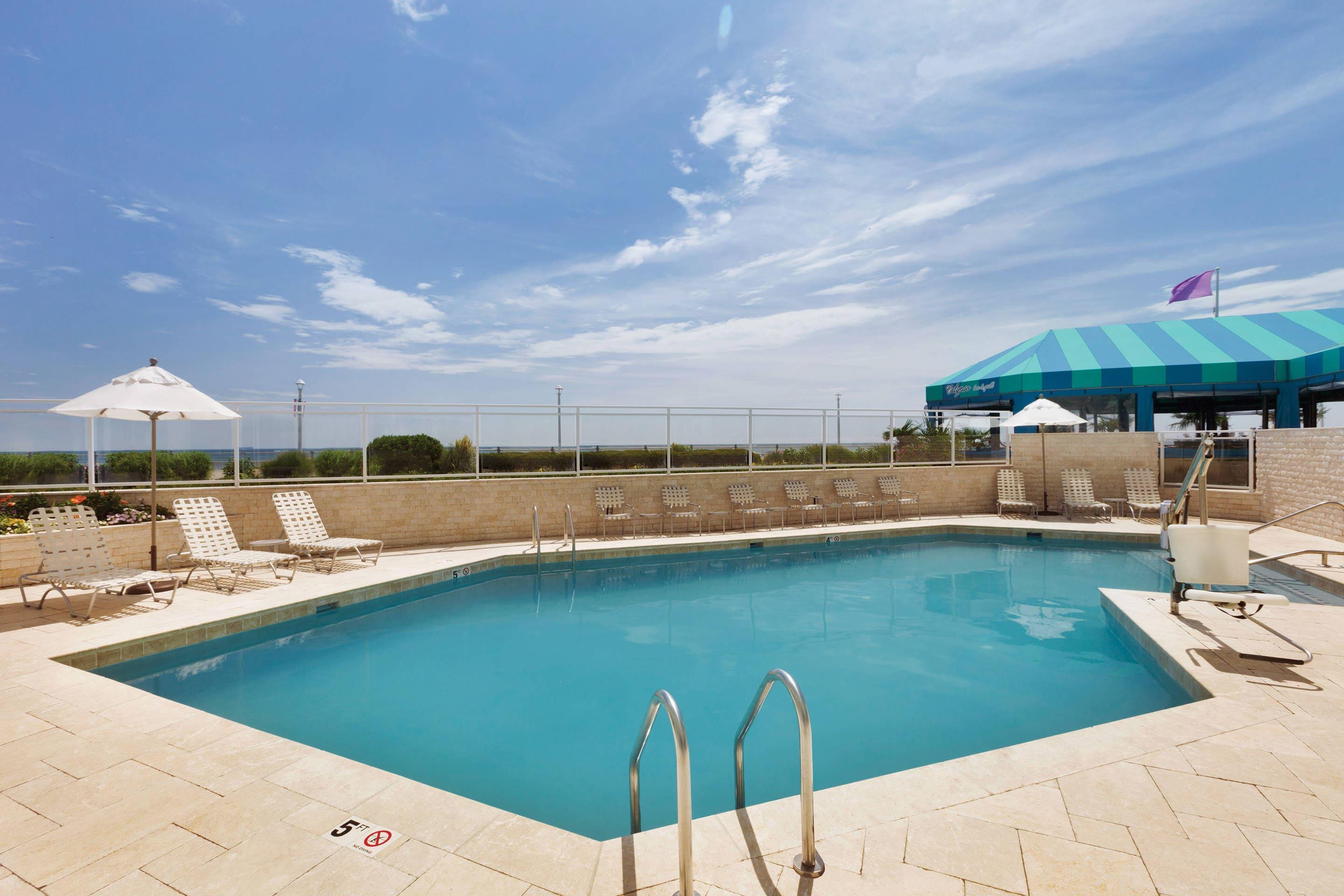 Outdoor pool | Surfbreak Virginia Beach Oceanfront, Ascend Hotel Collection