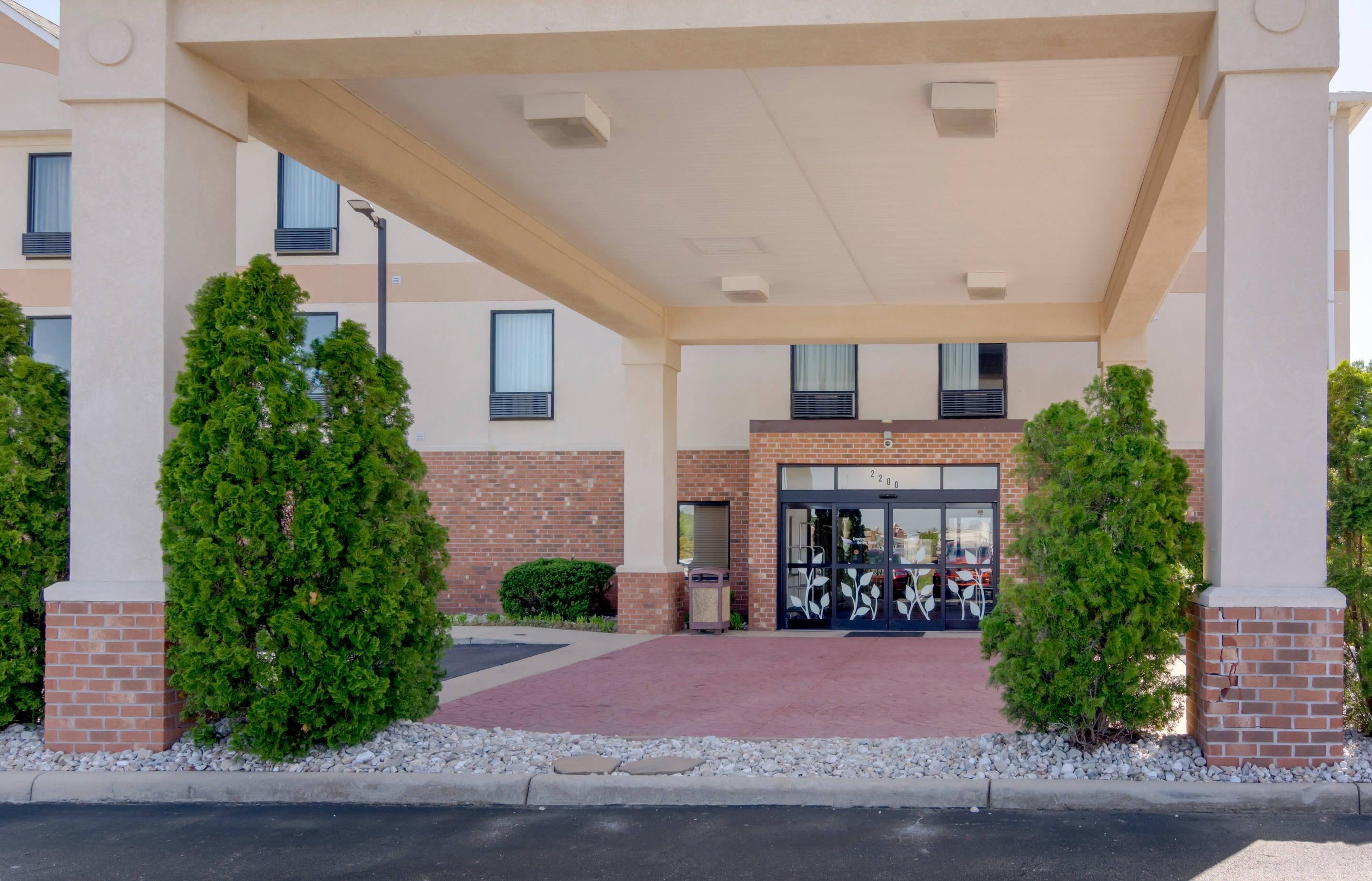 Hotel Entrance | Sleep Inn & Suites near Fort Gregg-Adams